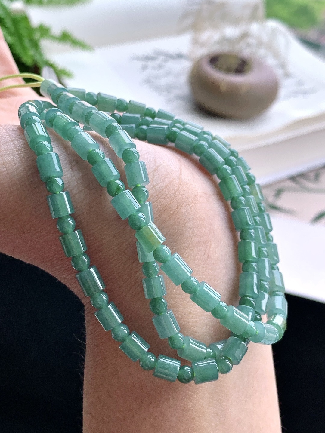 【珠子】️冰晴绿珠链路路通珠链 【说明】 性比高 【尺寸】5-4.4，33cm 【重量】31.2克