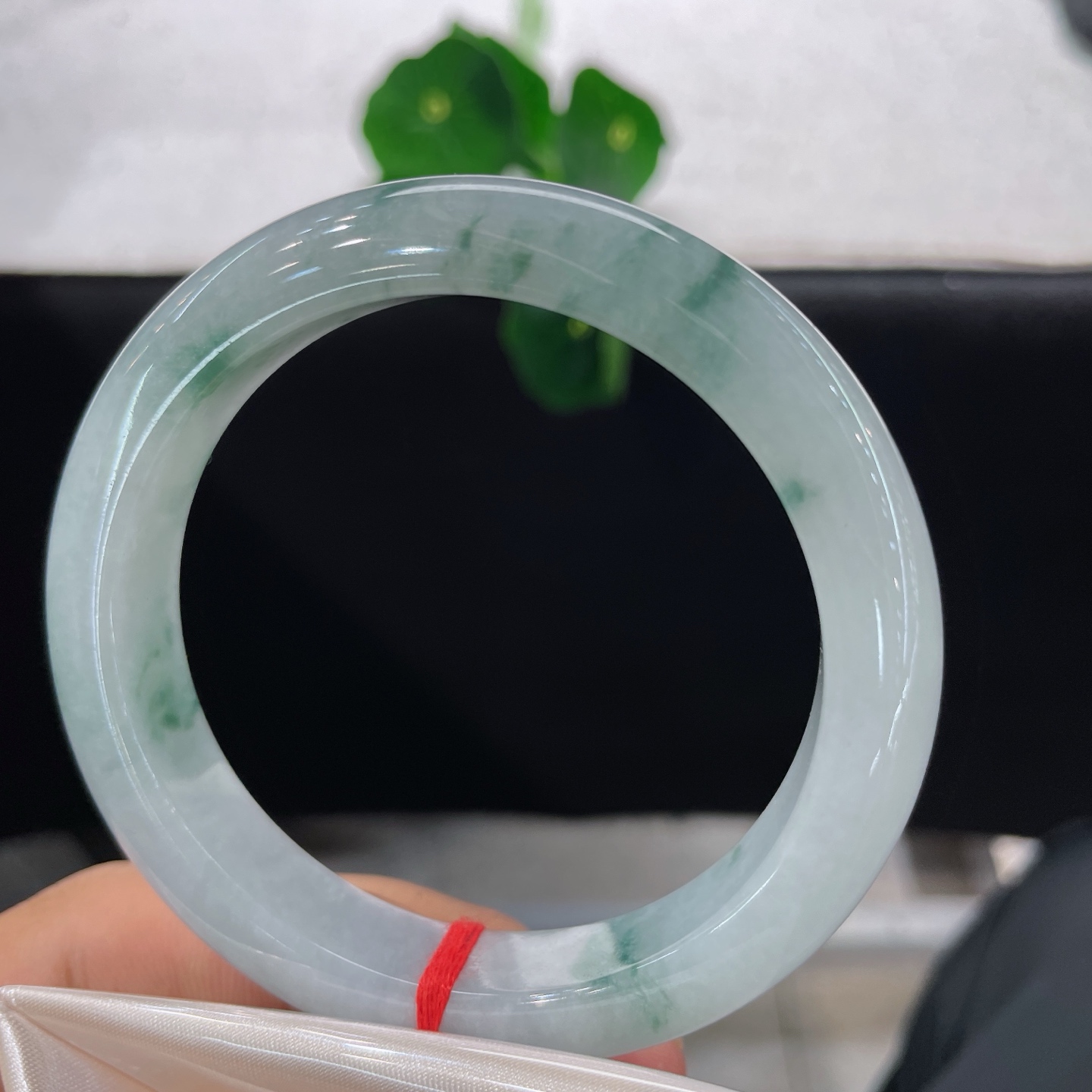 天然翡翠手镯 圈口57.6/12/8.8，冰种飘花正圈，冰底飘墨绿，腕间藏远山云雾，无裂