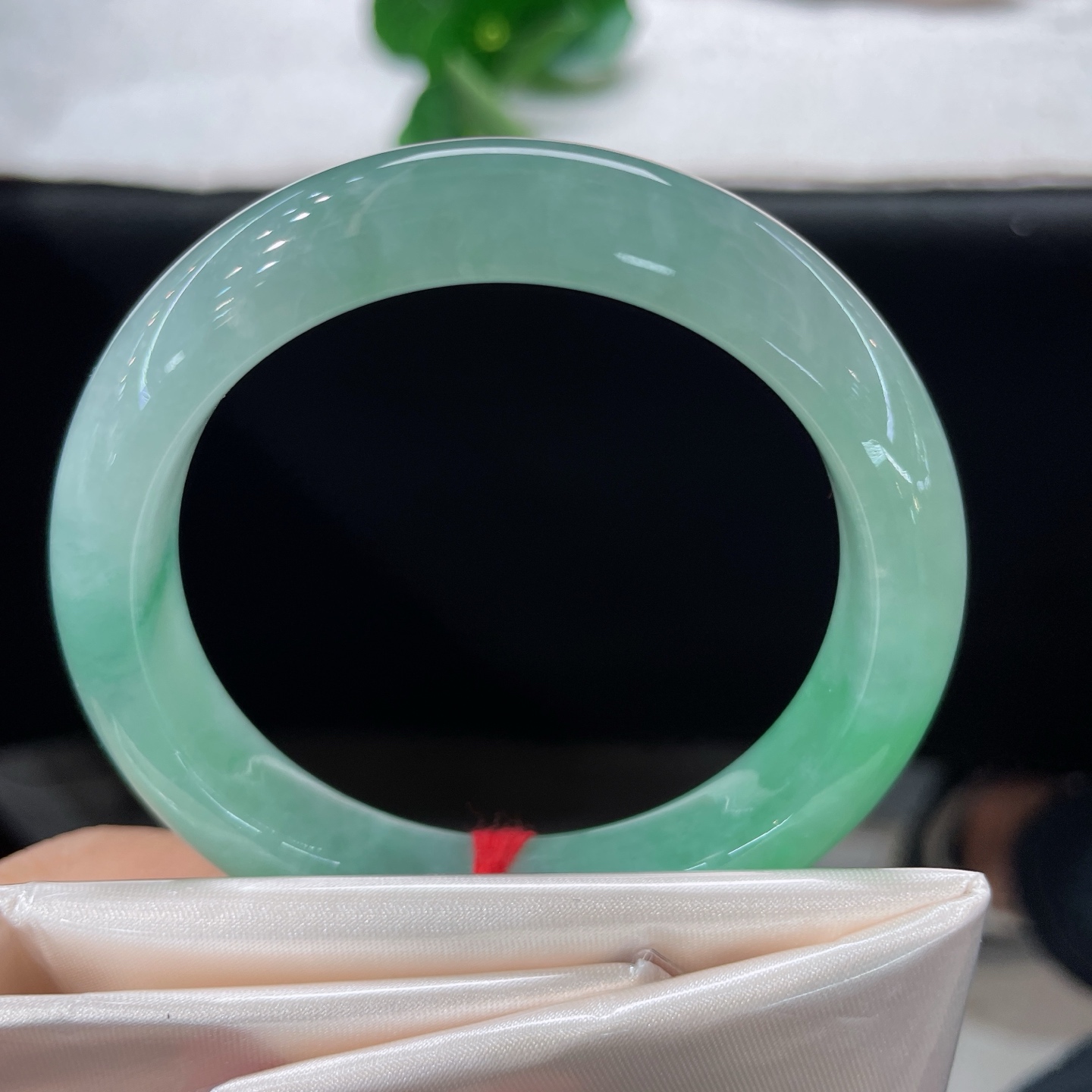 天然翡翠手镯 圈口54/11.5/8.4，晴底飘绿正圈，一腕翠色揽春风，莹莹玉润意从容。无裂。