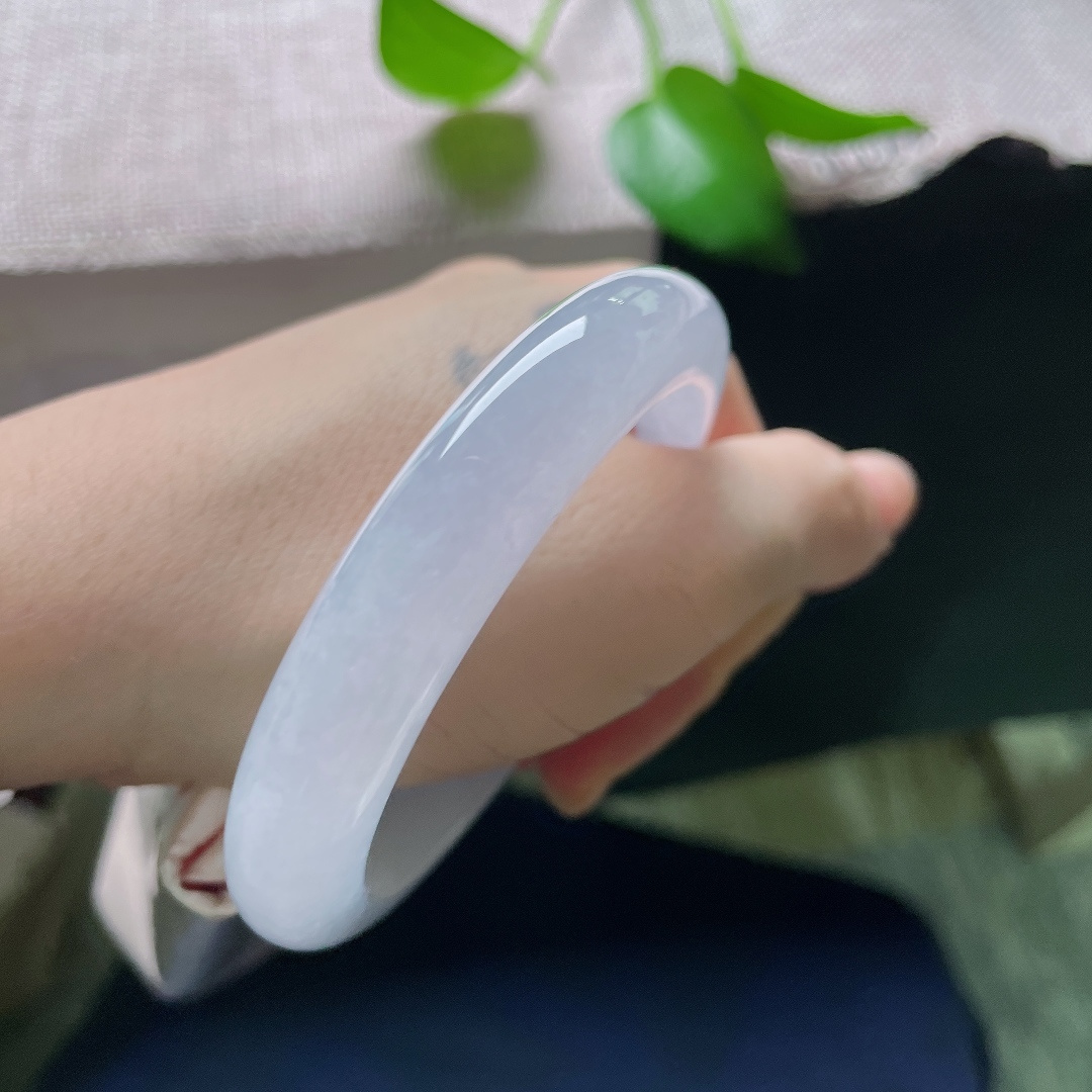 56.8/11.2/9，冰紫正圈，棉线，玉质温润通透，胶感十足，天然的紫韵藏在玉肉之中，不刻意，不浮夸，万般温柔皆在其中，ss59376a