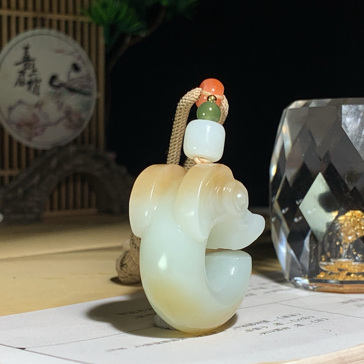 ￼新疆且末糖白玉猪龙挂件！尺寸35/31/14重25.5克。玉质细腻油润。手推出油。佩戴高端典雅。l