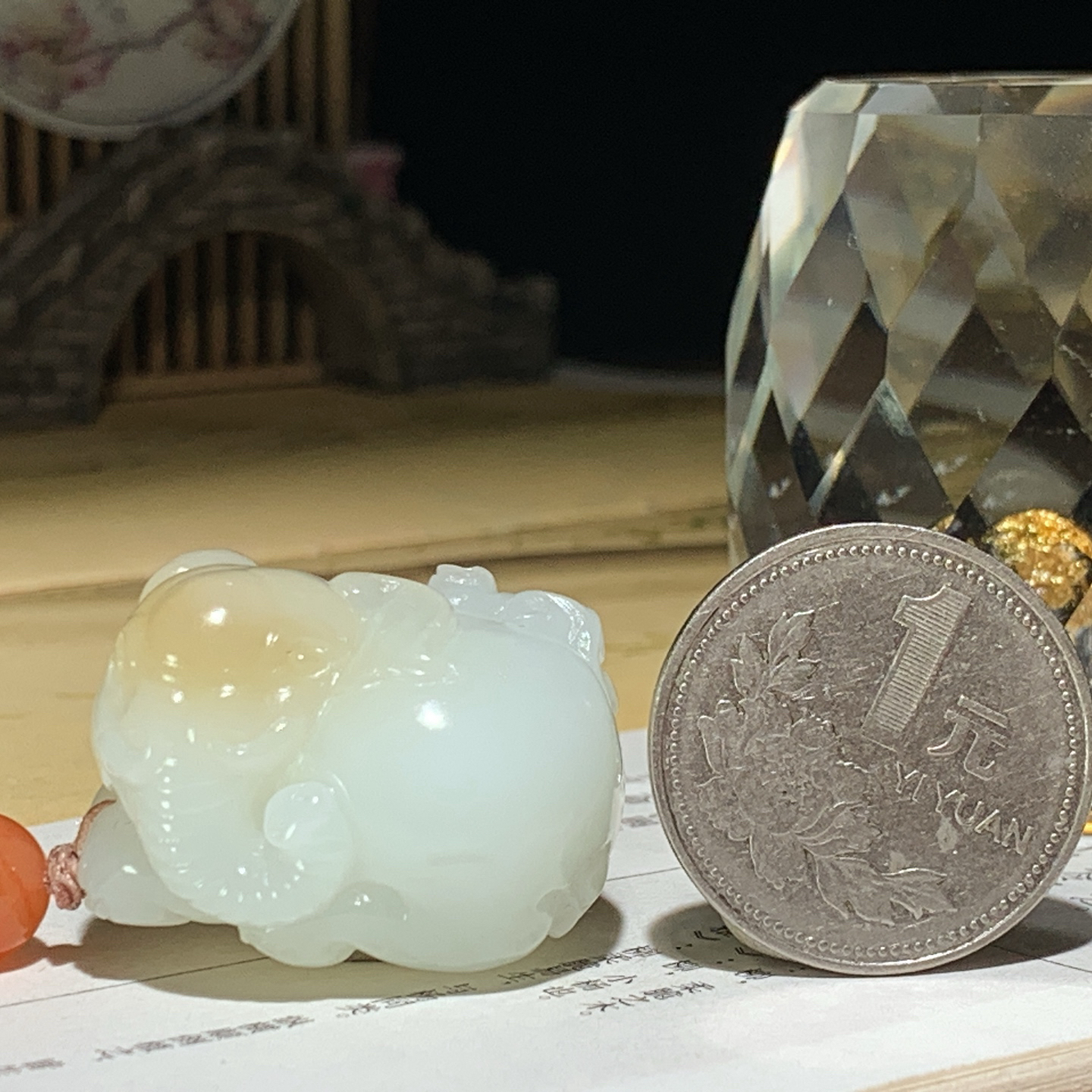 ￼ 新疆且末糖白封侯拜相大象挂件！尺寸30/24/19重29克。玉质细腻油润。手推出油。佩戴高端典雅。lt260920