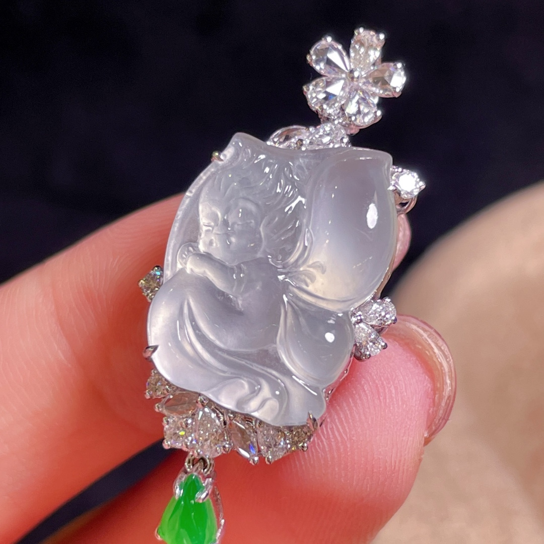 ️翡翠A货 天使吊坠，冰种起光，料子冰润细腻，种老起光，18k金镶真钻，上身佩戴效果很好35.1-16.5-8.9