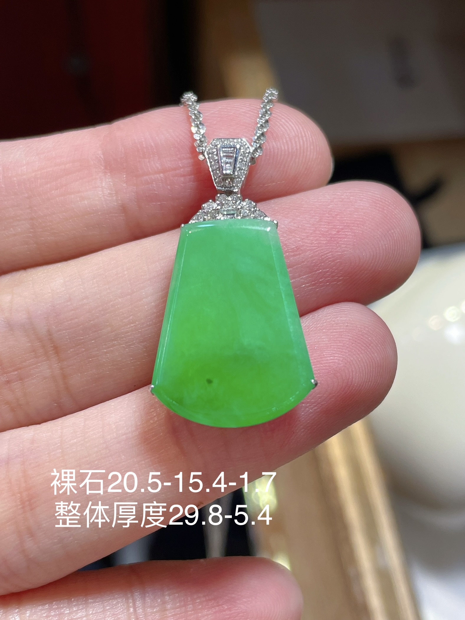 ️ 翡翠无事牌吊坠，性比高 冰种阳绿色，满绿，料子水润通透，种老起光。18k金镶嵌，佩戴效果精美好