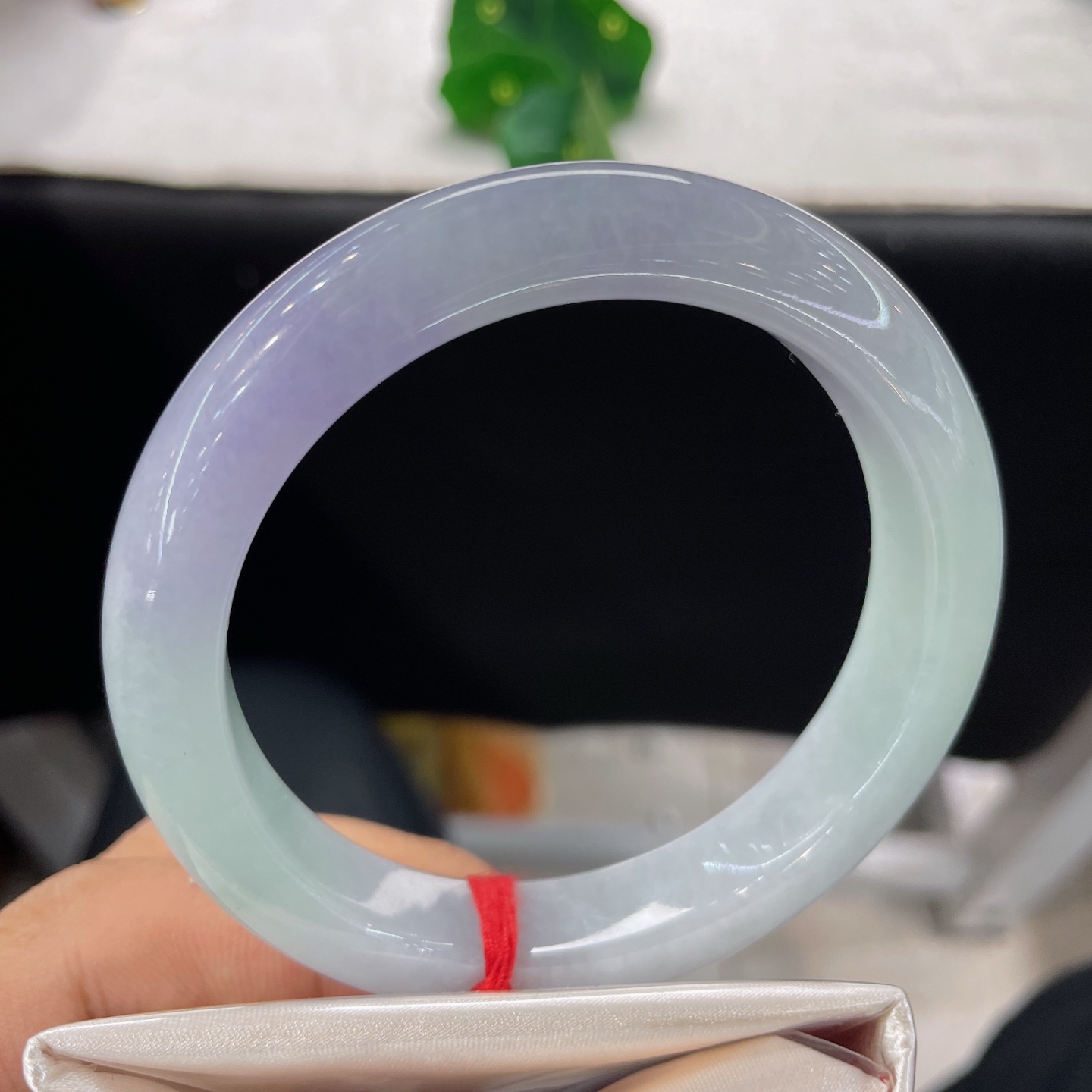 天然翡翠手镯 圈口60.3/12.6/9.3，春彩正圈，60/61可戴，一半清雅浅绿，一半柔润烟紫，无裂