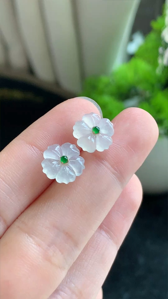 ️翡翠精品，花耳钉，冰种无裂，18k金 尺寸10.6-2.2 aa919