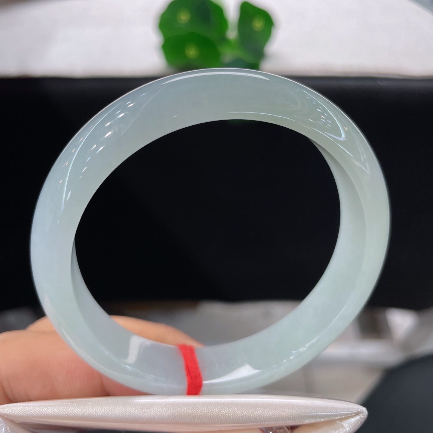 天然翡翠手镯，圈口58/12.8/7.8，晴水底正圈，一腕清润，自带柔光，无裂。