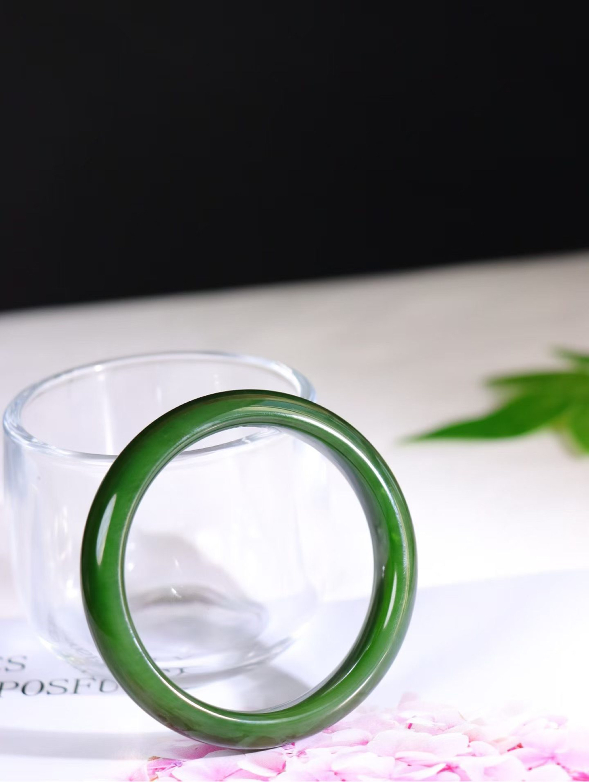 【腕间柔情】

和田玉碧玉菠菜绿手镯，俄料七号矿 红皮老料，玉质温润细腻 油性十足，色泽匀称，️款式精美时尚，佩戴美观惹眼，美自天成，婉约之美，举手投足间透出那份低调奢华。

重37.6克 圈口53.2mm尺寸53.2-11.2-7.5mm O18823207130