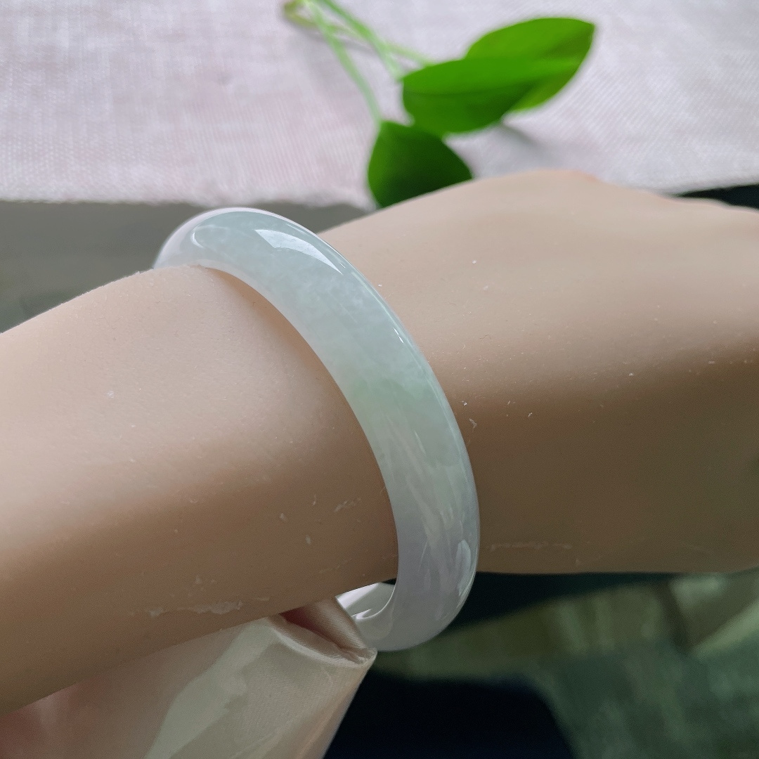 53.6/11.1/6.7，淡春彩贵妃，一丁点皮纹，玉质温润柔和，小巧精致，一堆独属它的，恰恰是这份温柔最动人的地方。ss58368a