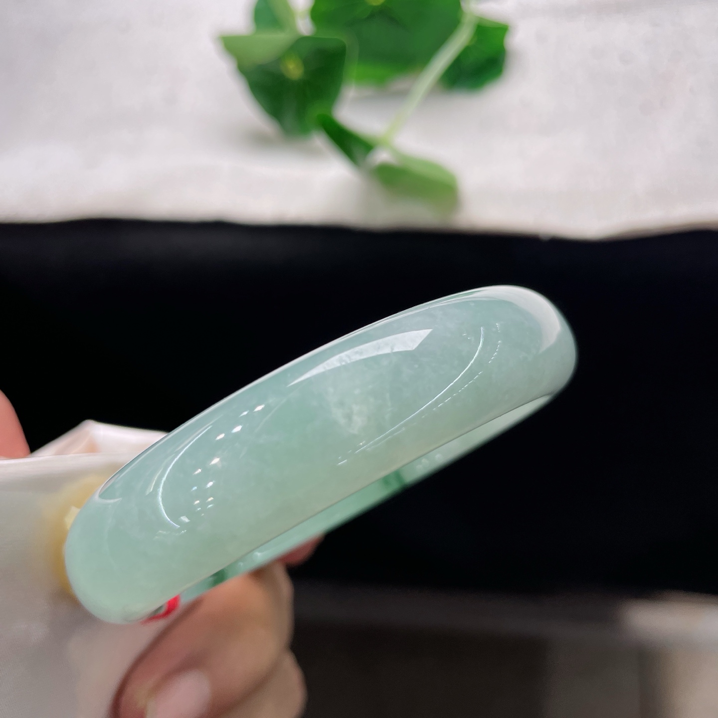 【翡翠手镯】圈口59.6/15.2/7.5，飘花轮胎，正圈59/60可戴，仿若幽潭流烟，质地澄澈冰润。浅青底色清透如水。无裂