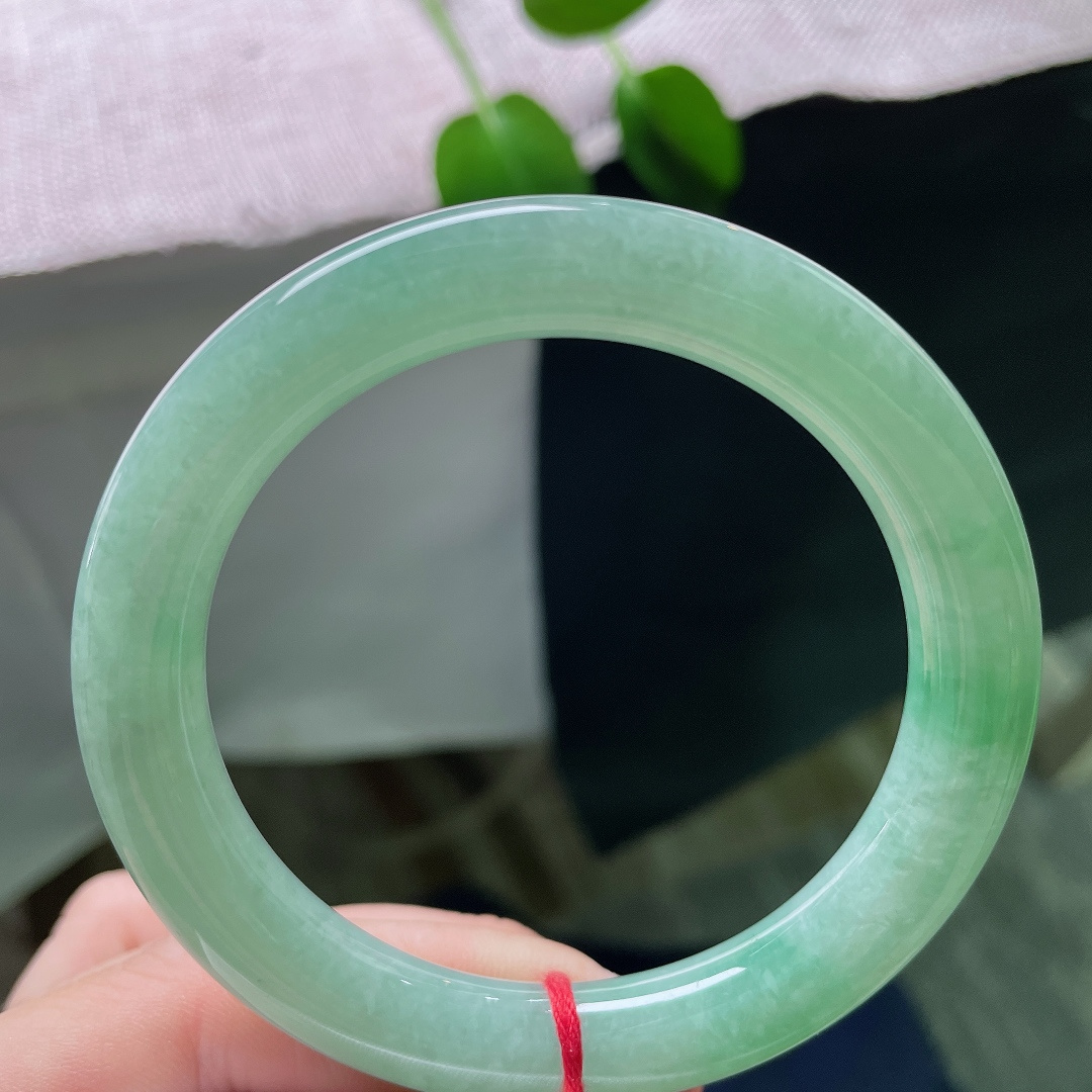 55.7/9.8，绿底圆条，无裂，冰润质感，湖水绿清新脱俗，圆条贴腕，日常佩戴温柔大方。ss59256a