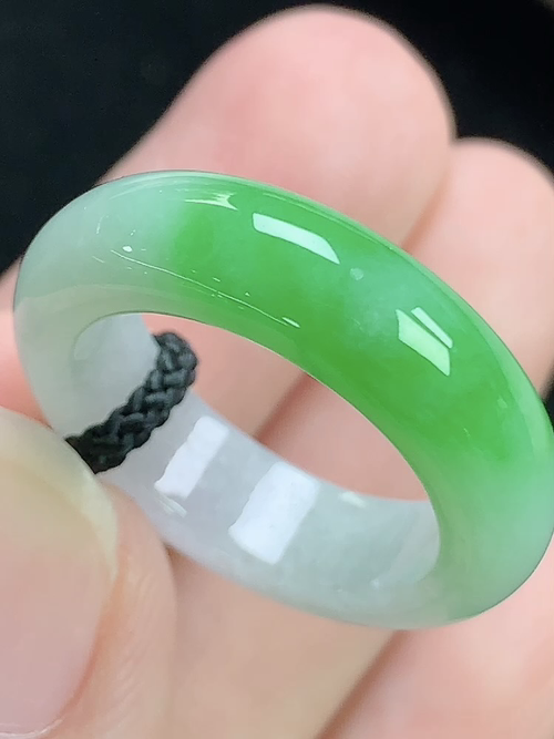 飘绿戒指，无裂，内径尺寸17.3-6.2-3.8mm，15号手寸，j20kxy