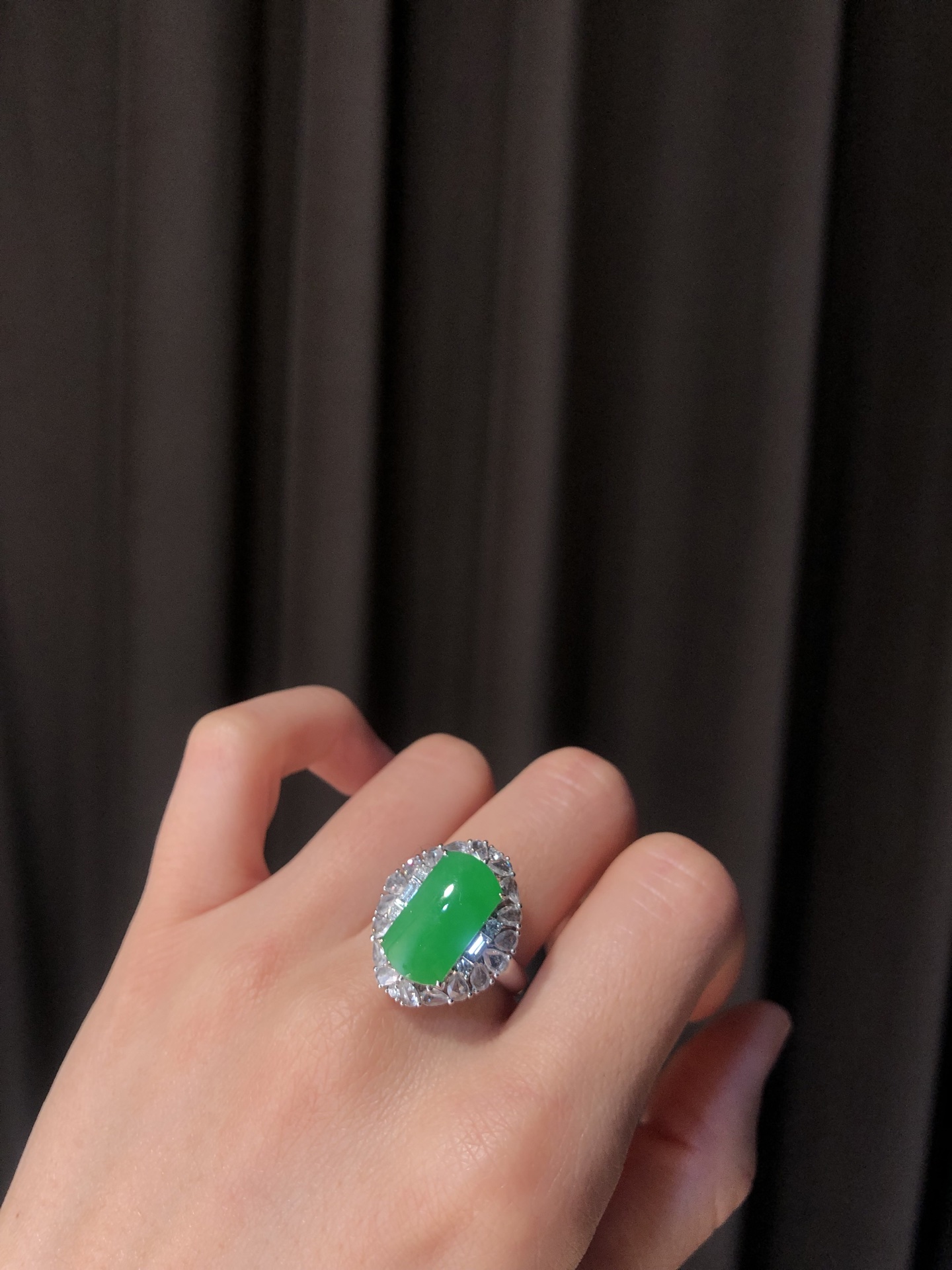 ️ 18k【金镶嵌冰绿【马鞍戒指】 尺寸：19.4×16.5×10.4 裸石14.3×7.7 温润于心，韵承千年