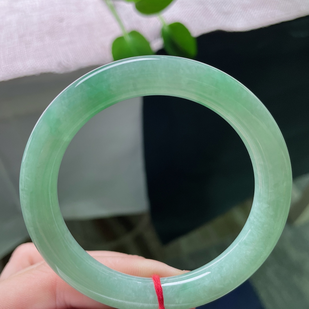 55.7/9.8，绿底圆条，无裂，冰润质感，湖水绿清新脱俗，圆条贴腕，日常佩戴温柔大方。ss59256a