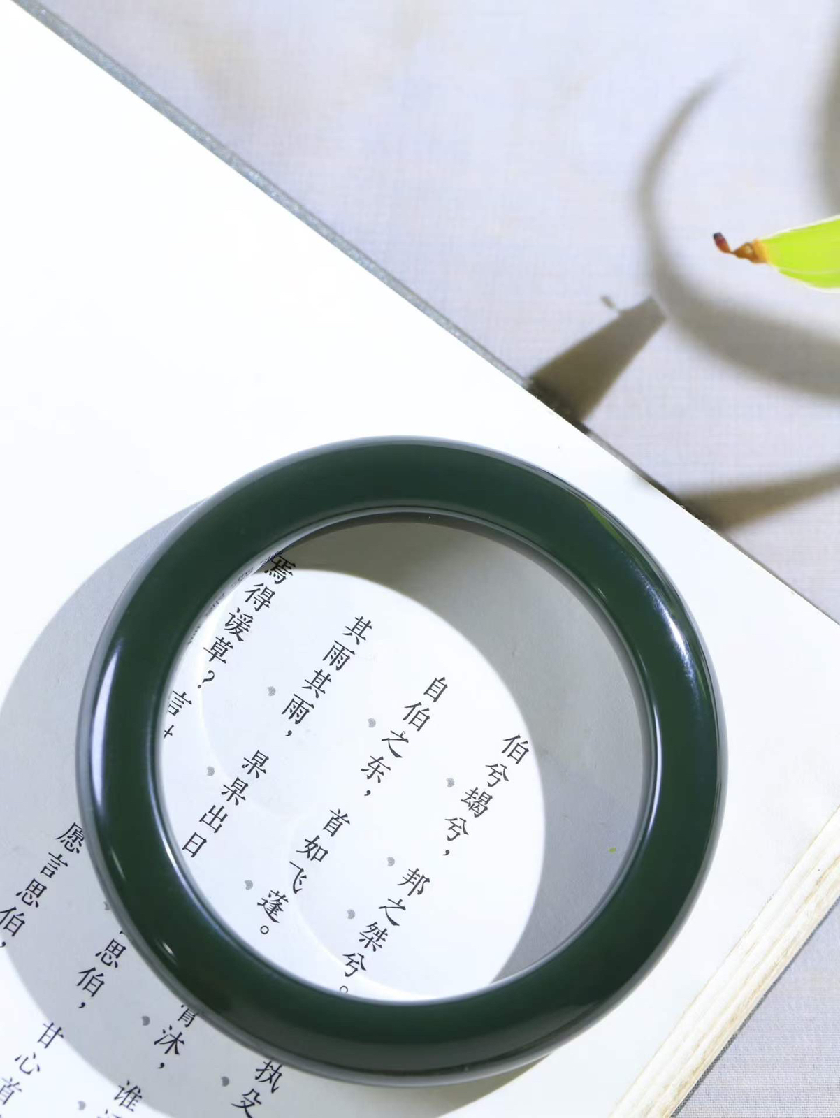 【情有独钟.手镯】

精品和田玉青玉手镯 玉质温润细腻 油性十足 手感舒适，高华雅逸，线条流畅，简约大气，美自天成，素雅高贵。佩戴于腕间，婉约之美，举手投足间透出那低调奢华。重70.73克 内径58.5mm 尺寸12.3-10.5mm   FDL-1180611