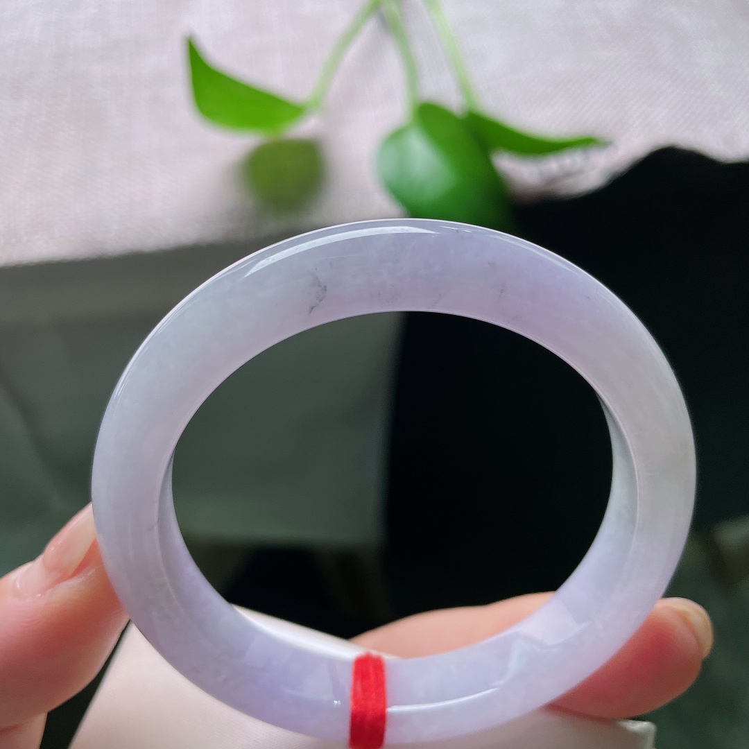 51.4/10.5/8.3，正圈，一点皮纹，玉质细腻，紫韵与玉质相融，既有玉石沉静，又有紫色的浪漫灵动。ss59334a
