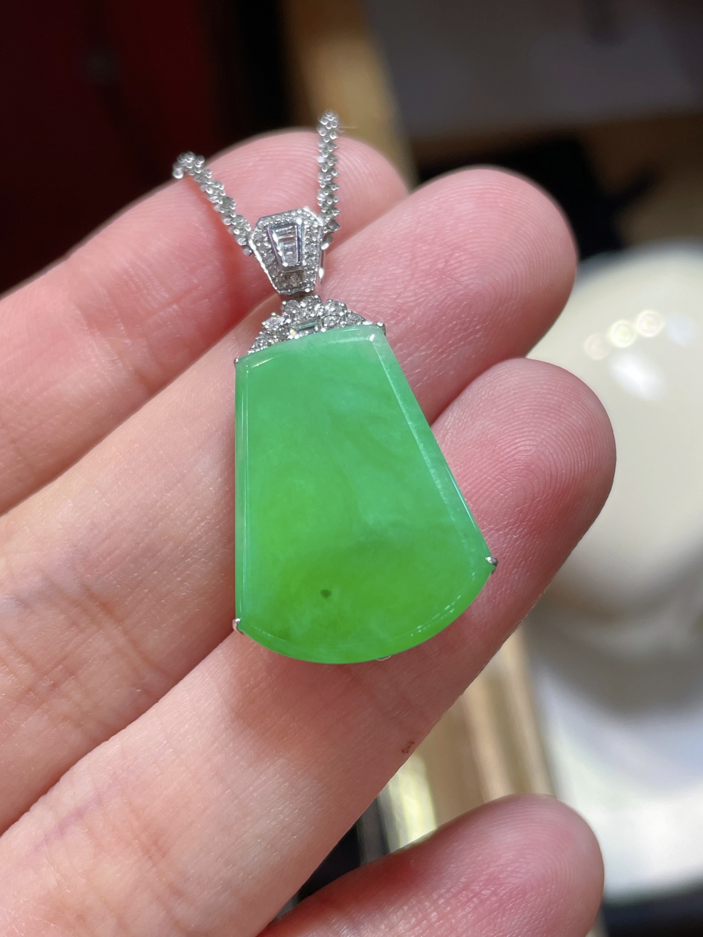 ️ 翡翠无事牌吊坠，性比高 冰种阳绿色，满绿，料子水润通透，种老起光。18k金镶嵌，佩戴效果精美好看，20.5-15.4-1.7