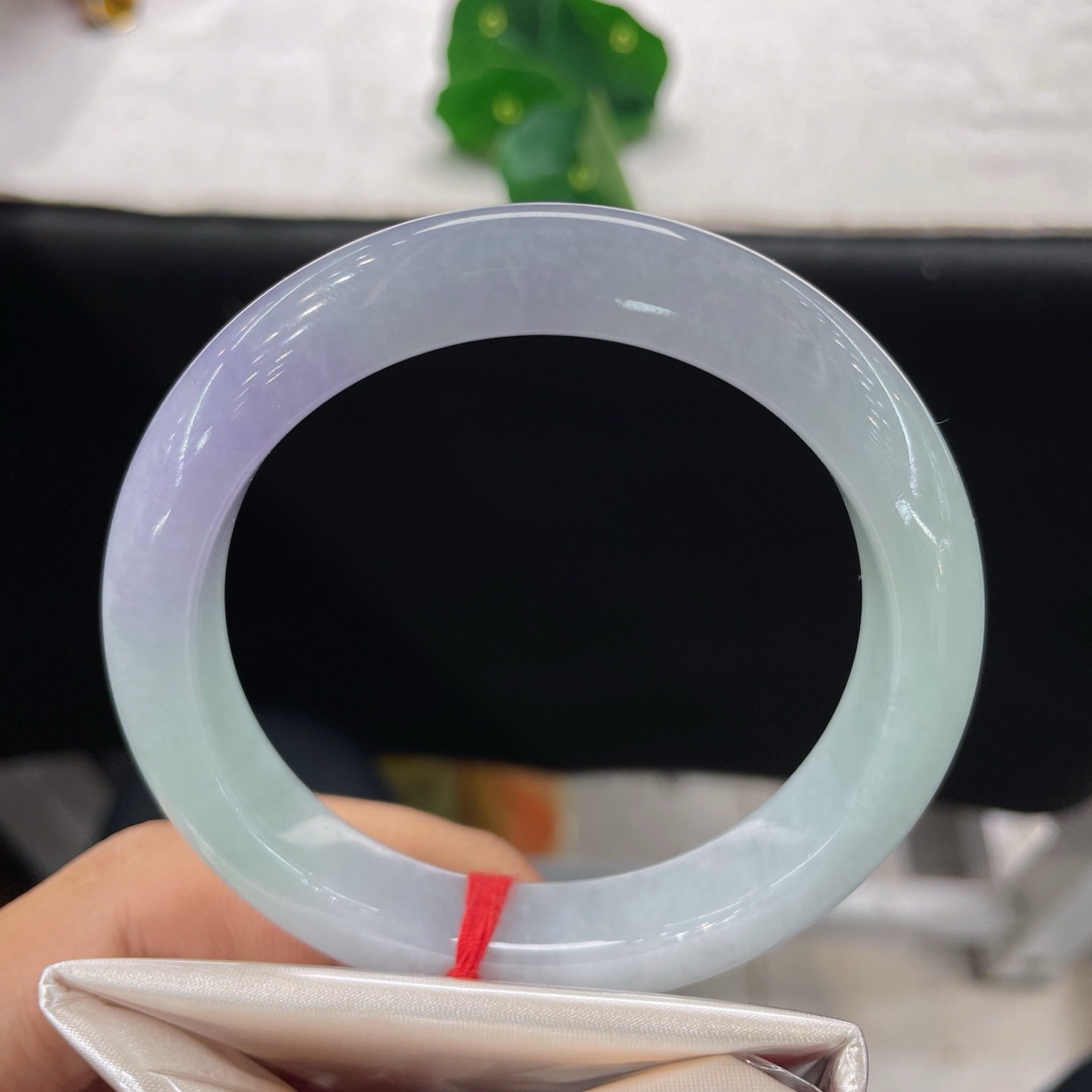 天然翡翠手镯 圈口60.3/12.6/9.3，春彩正圈，60/61可戴，一半清雅浅绿，一半柔润烟紫，