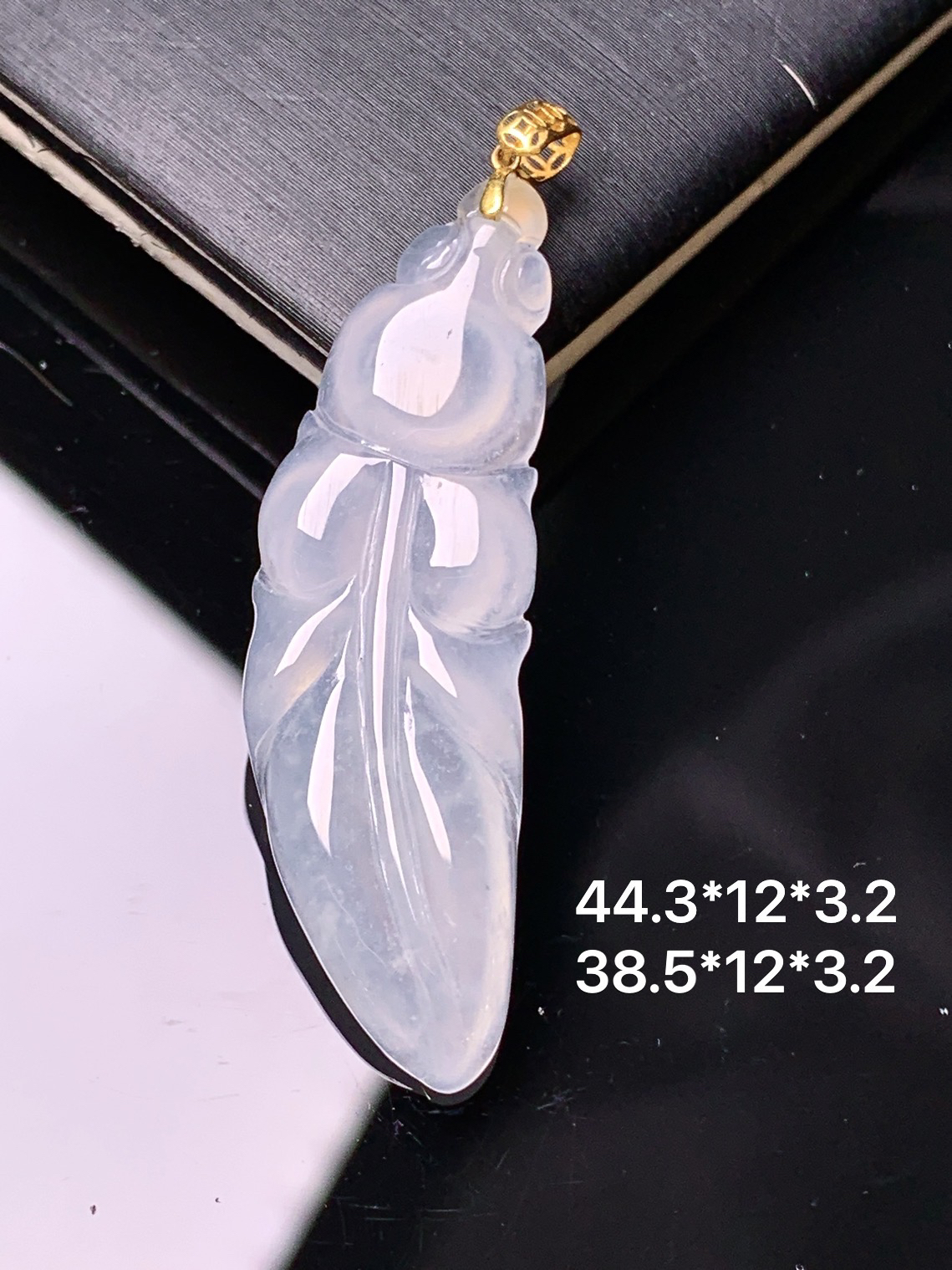 18k金镶嵌冰种羽毛吊坠 玉质细腻 色泽艳丽清新 水润亮眼 整体尺寸44.3*12*3.2 d1