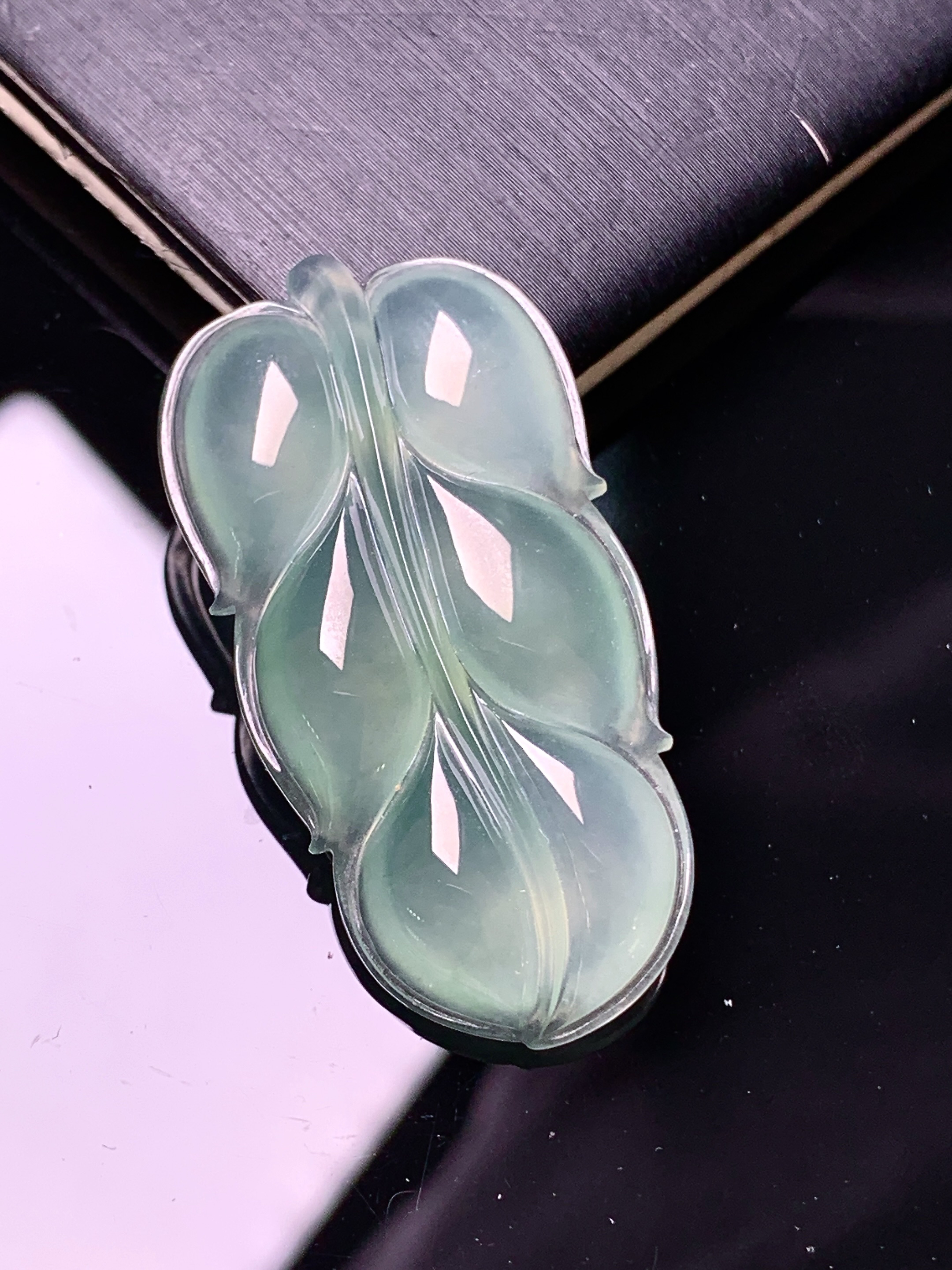 冰种树叶吊坠 玉质细腻 色泽艳丽清新 水润亮眼 整体尺寸36.5*18.6*4.6 yz