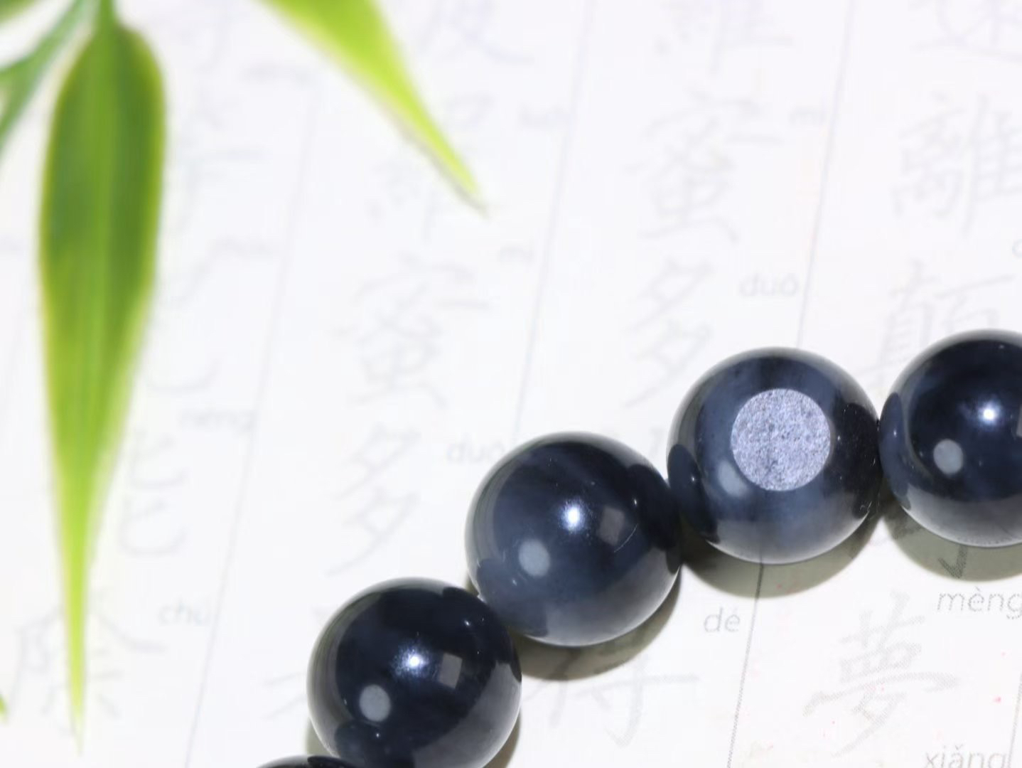 【珠圆玉润】

新疆和田青花籽料聚宝盆手串 玉质温润细腻  油性好，留有原皮，整串打磨圆润，佩戴舒适。珠珠落玉盘，间关莺语花底滑，一生美好时光，无论身在何处，都有它相伴相守。事事顺遂，幸福美满，吉祥如意。
重46.7克 尺寸取一12mm FS26823205107O
​