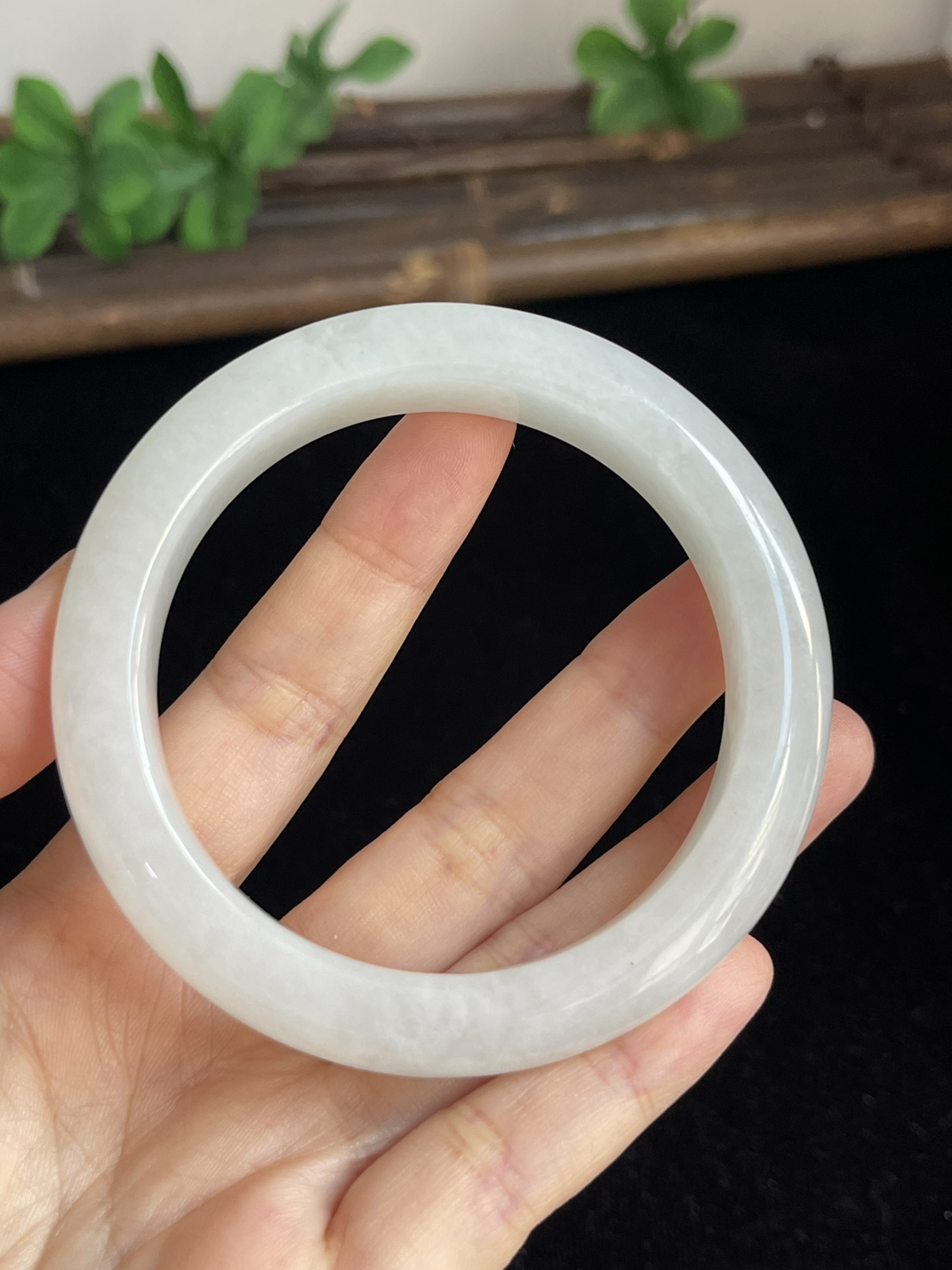 正圈57圈口，翡翠冰糯种白色手镯