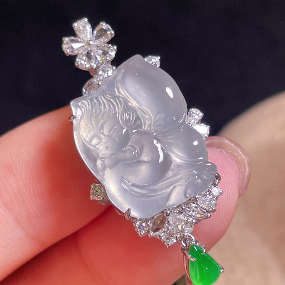 ️翡翠A货 天使吊坠，冰种起光，料子冰润细腻，种老起光，18k金镶真钻，上身佩戴效果很好35.1-16.5-8.9