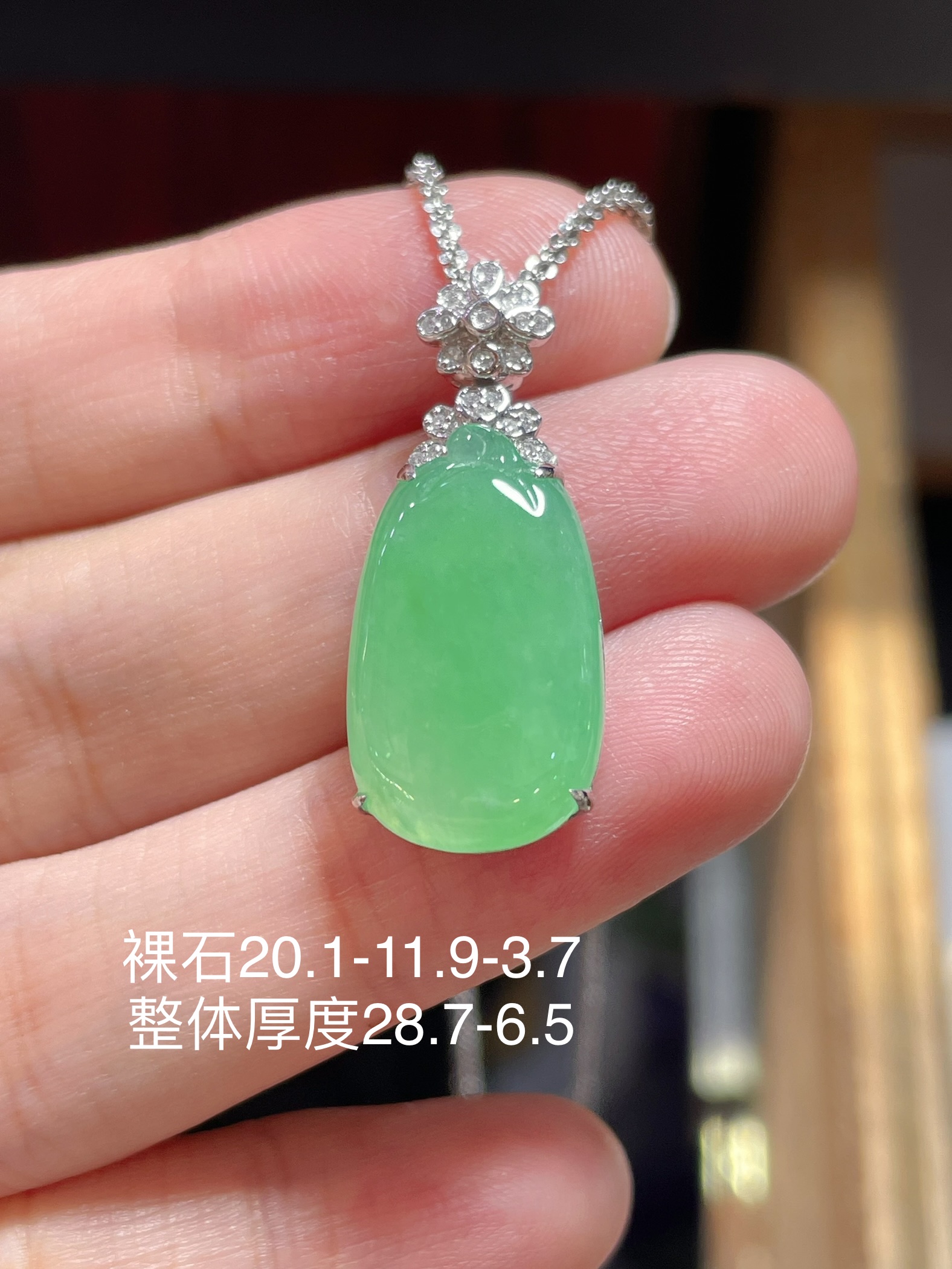 ️ 翡翠福瓜吊坠 质地细腻，很温雅的感觉 芳润温纯 ，种水 18k镶嵌，佩戴高端，20.1-11.