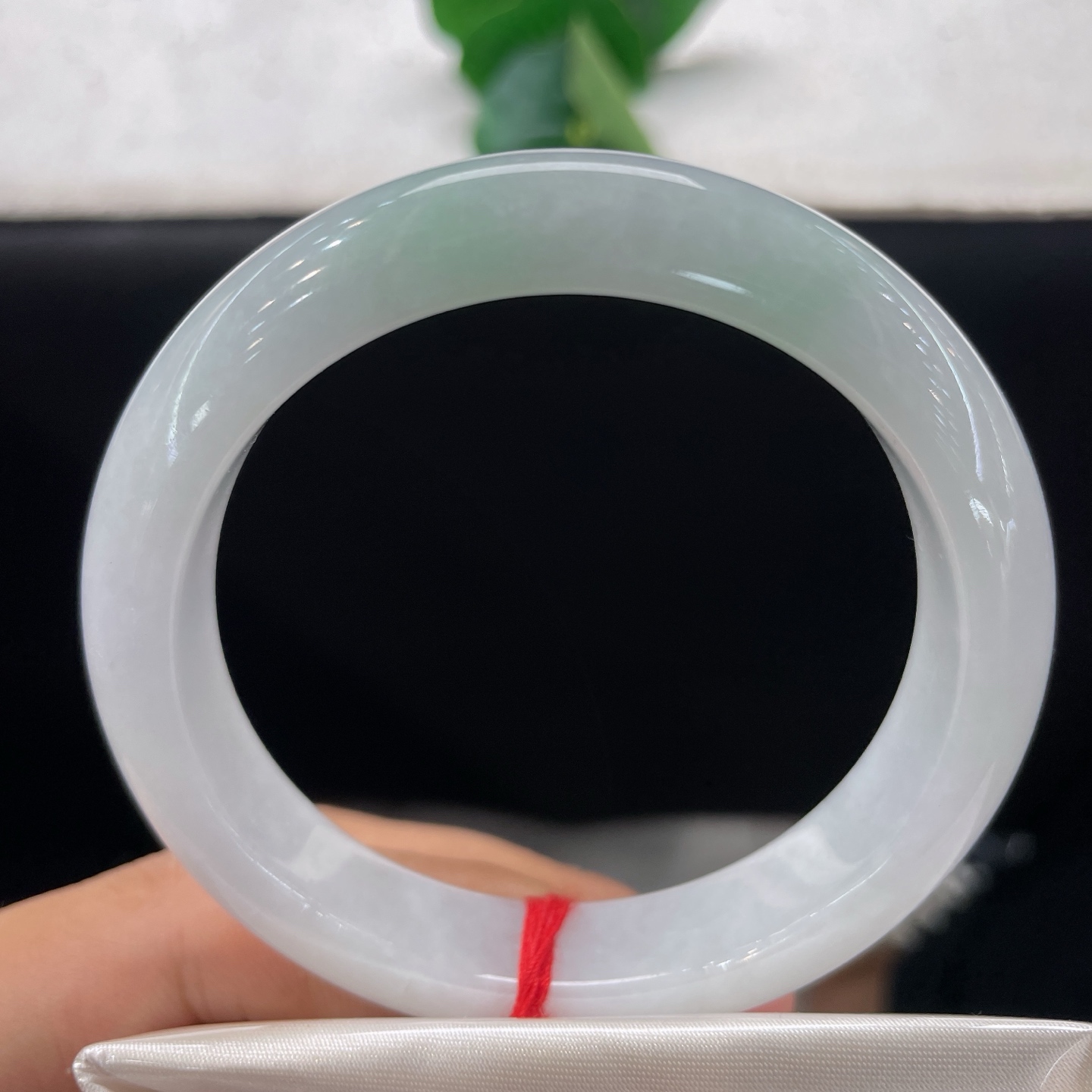 天然翡翠手镯 圈口56.5/12.2/8.5，白底飘金丝绿，56/57可戴，浅翠藏玉底，清润伴流年，