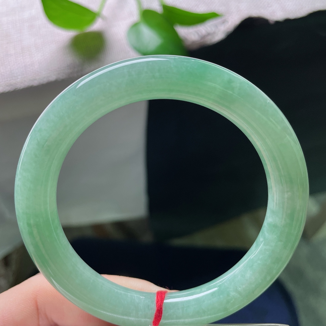 56.6/9.9，绿底圆条，一点皮纹，厚装湖水绿福镯，通体一色，莹润有水光，自带静谧治愈的气韵。ss