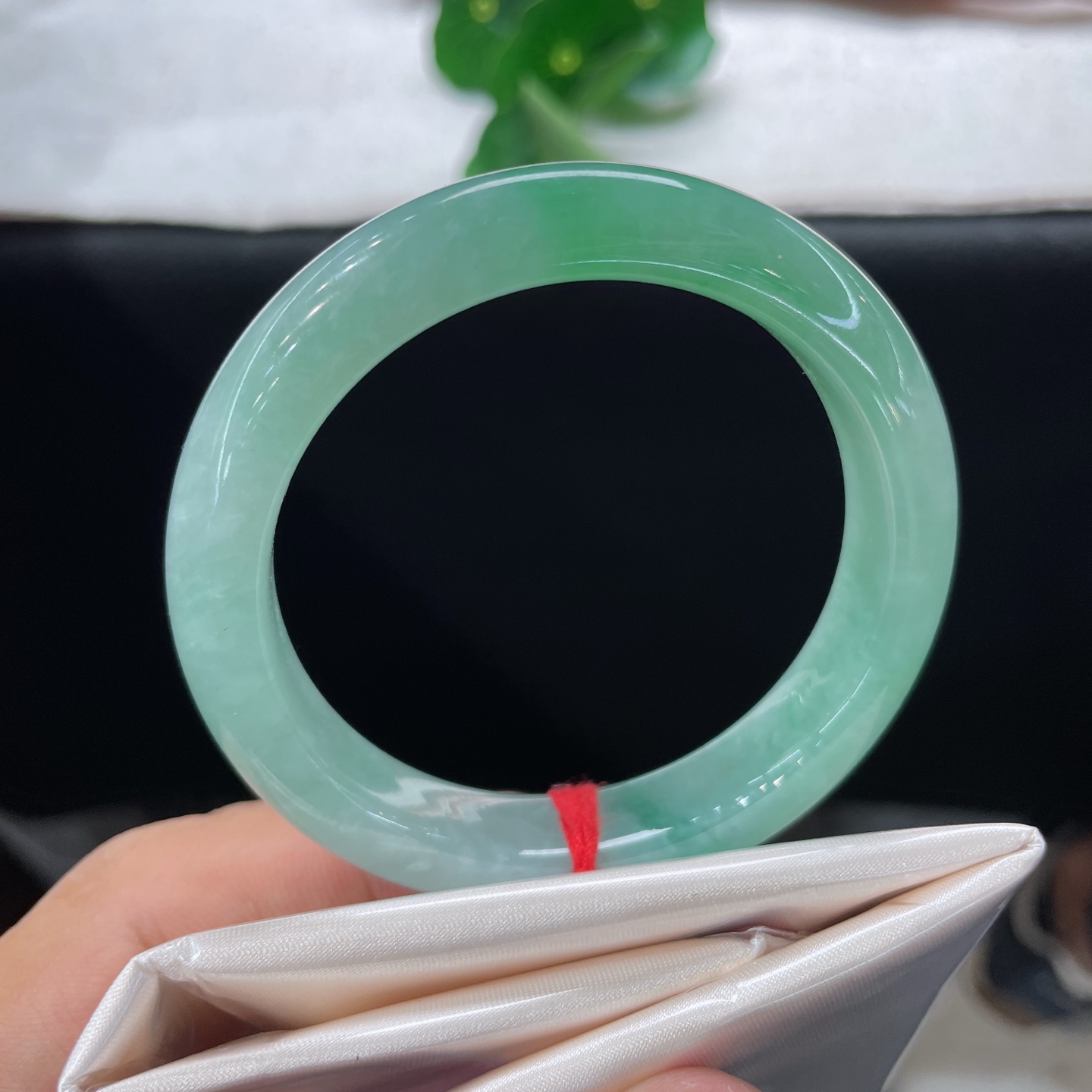 天然翡翠手镯 圈口54/11.5/8.4，晴底飘绿正圈，一腕翠色揽春风，莹莹玉润意从容。无裂。