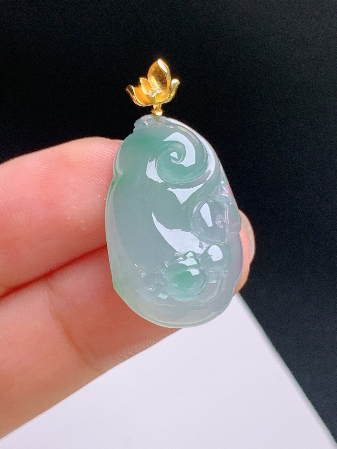 ️ 冰飘绿如意吊坠，胶感十足，线条柔美，顺心如意 裸石23.8-15.8-9.6 整体31.2 5
