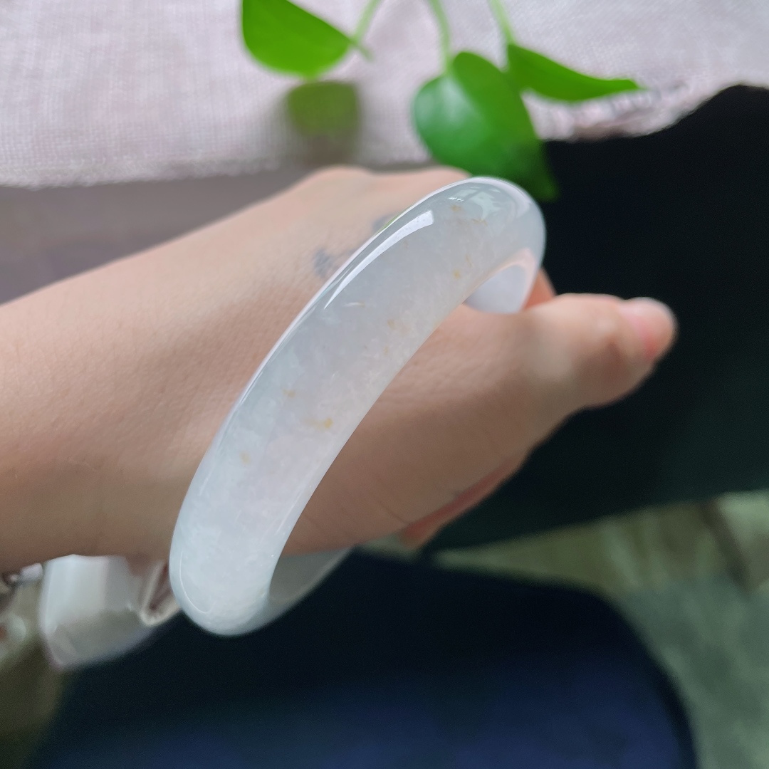 55.5/12/8.4，冰种正圈，无裂，冰润平安镯，浅白冰底缀点点洒金，玉质通透莹亮，金斑灵动，清简。ss59609a