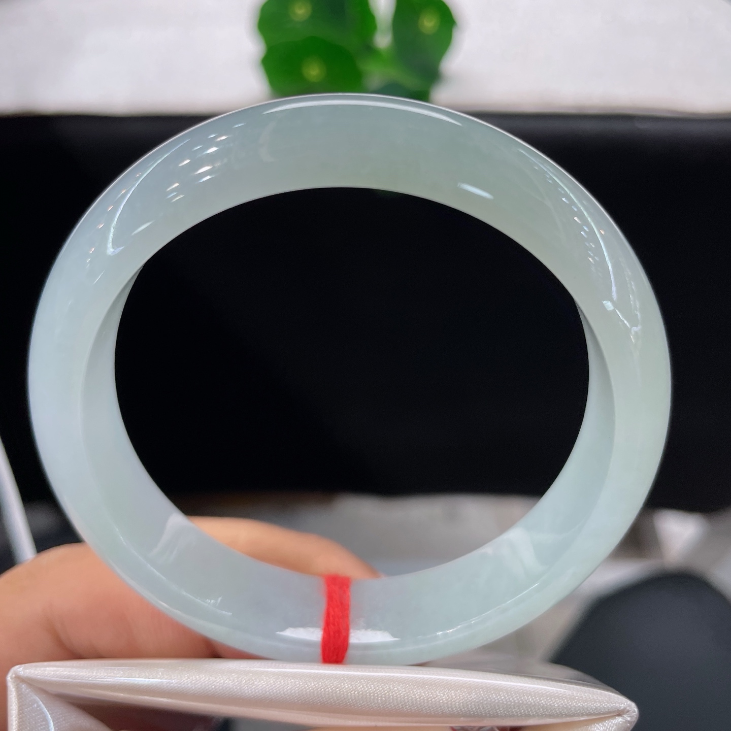 天然翡翠手镯，圈口58/12.8/7.8，晴水底正圈，一腕清润，自带柔光，无裂。