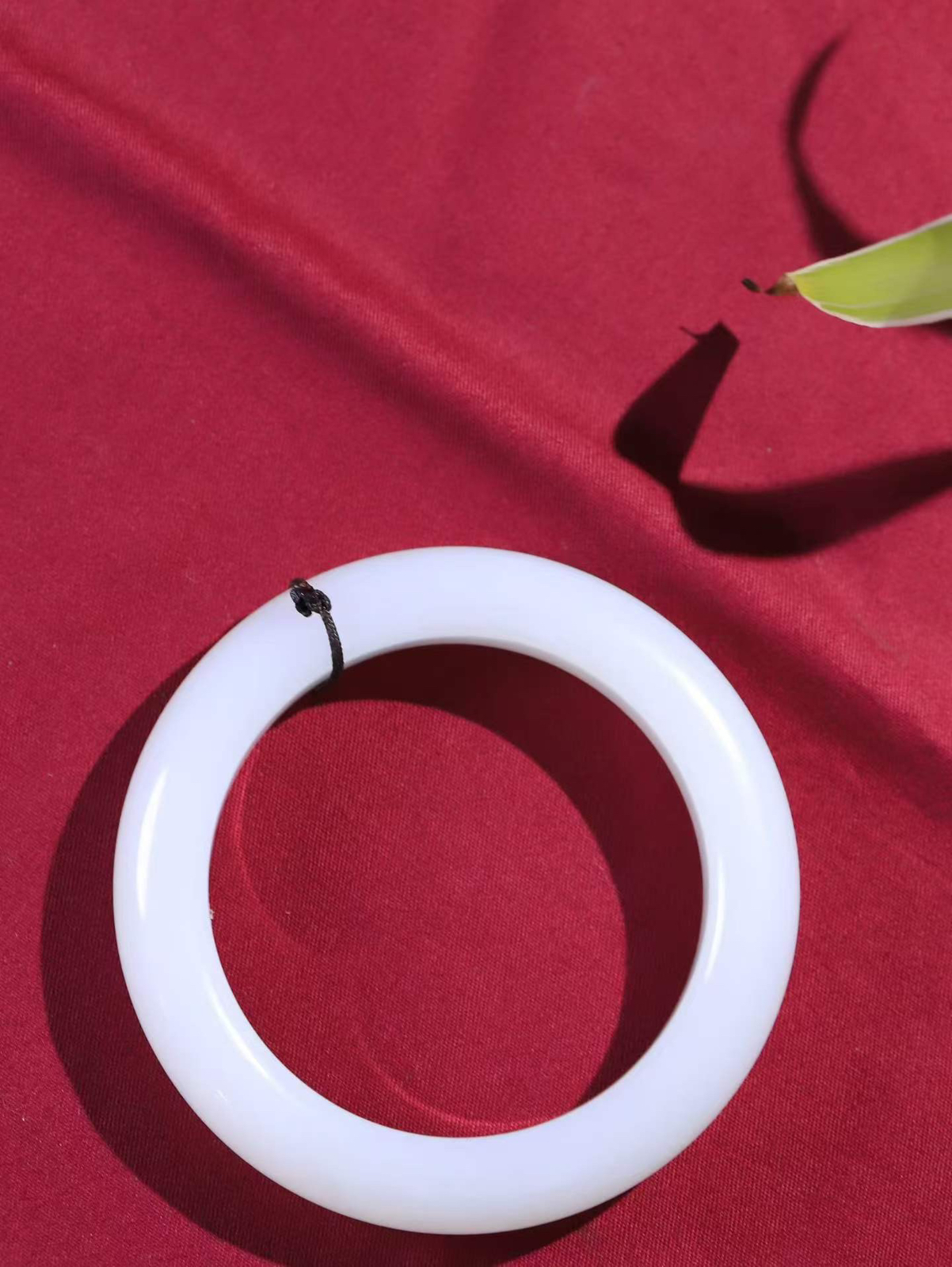 【腕间柔情.手镯】   

精品️和田玉白玉手镯 玉质温润细腻 油性十足 古朴秀雅 轻抚岁月的栏杆软香温玉，腕间玉镯轻轻晃动，令人情动心间，撷一缕月末的芬芳，把心思铺陈，时光静美，惟有你最温柔。重73.65克   内径56mm  尺寸13-10.7mm  4680355A
