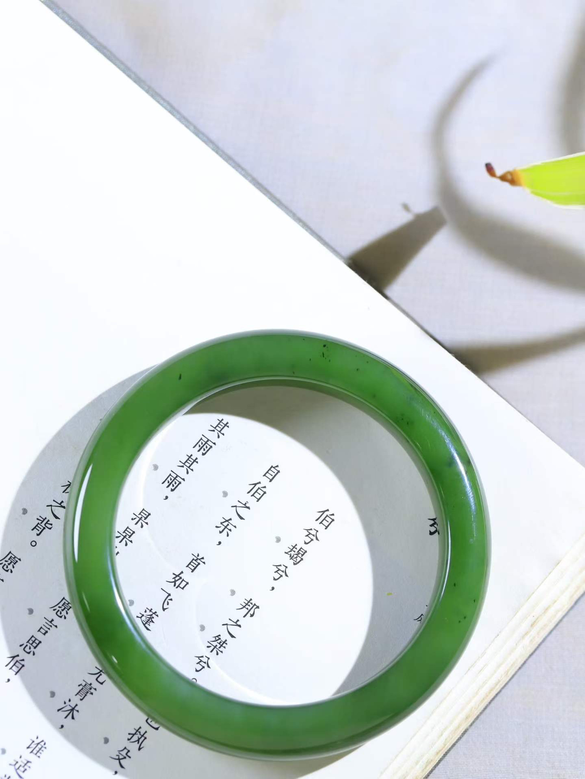 【碧波流转·手镯】

精品和田玉碧玉手镯，玉质细腻温润，手感舒适，️线条流畅，简约大气，美自天成，佩戴于腕间，婉约之美，举手投足间透出那份低调奢华，醉人心扉。 重53.4克 内径圈口56mm尺寸11-9.2mm  FDL-1180611