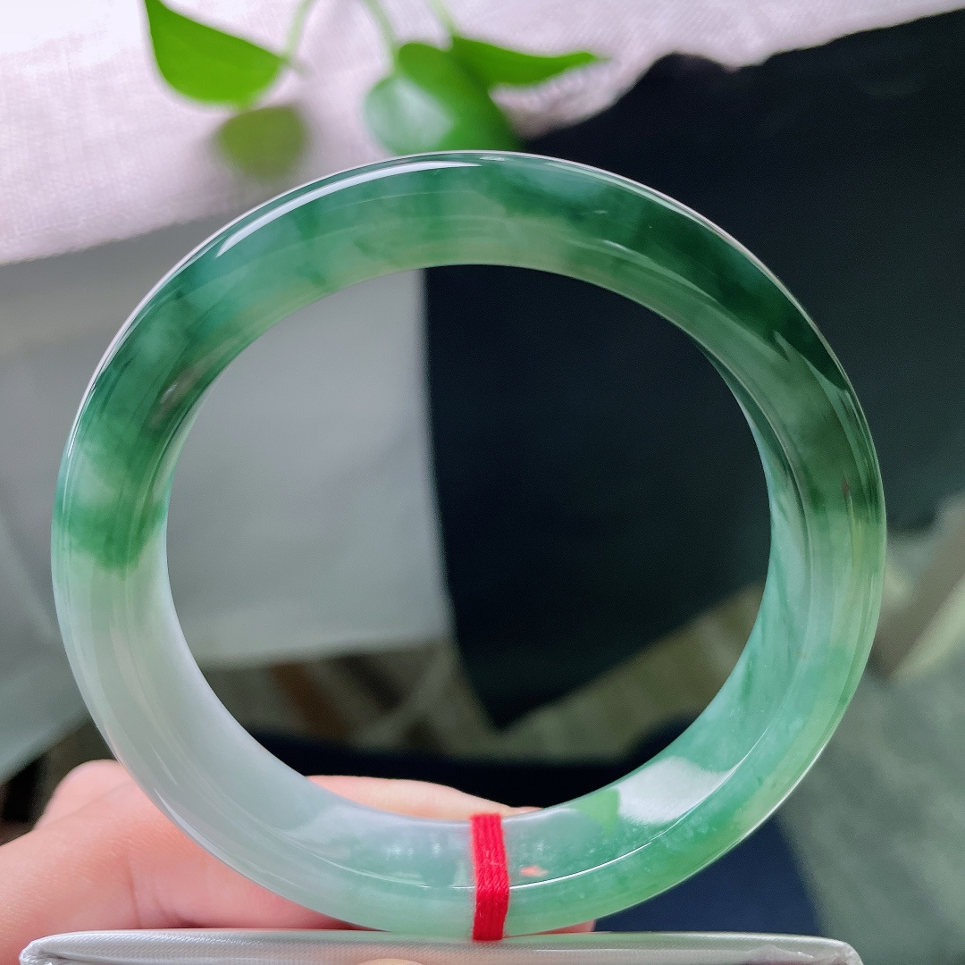 58/1265/8.7，飘花正圈，晶体，冰油飘花镯，油润胶感十足，墨绿飘花写意，自带氛围感。ss59