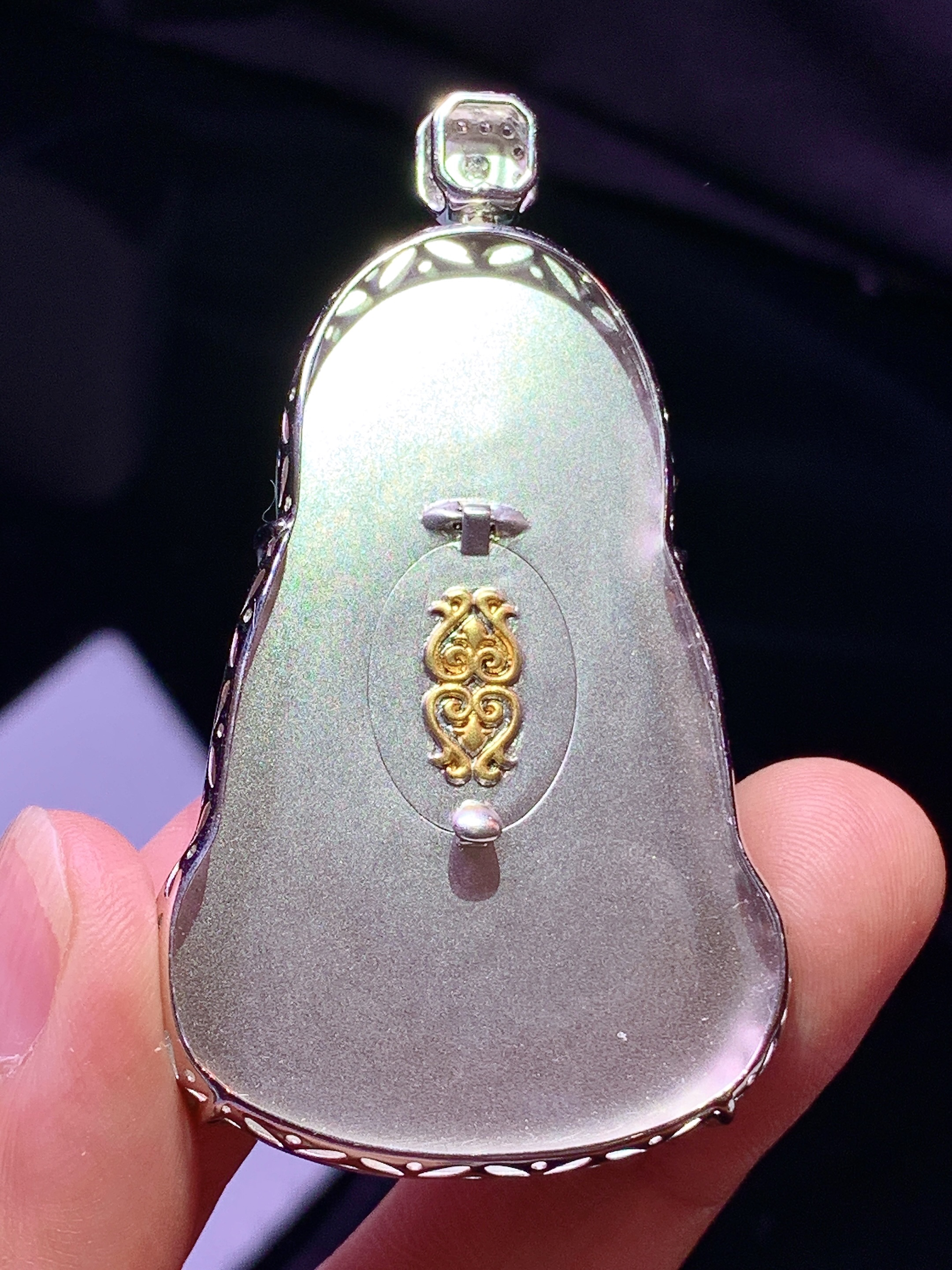18k金钻镶嵌飘绿观音菩萨吊坠 玉质细腻 色泽艳丽清新 水润亮眼 整体尺寸57*32.6*8.8 v4