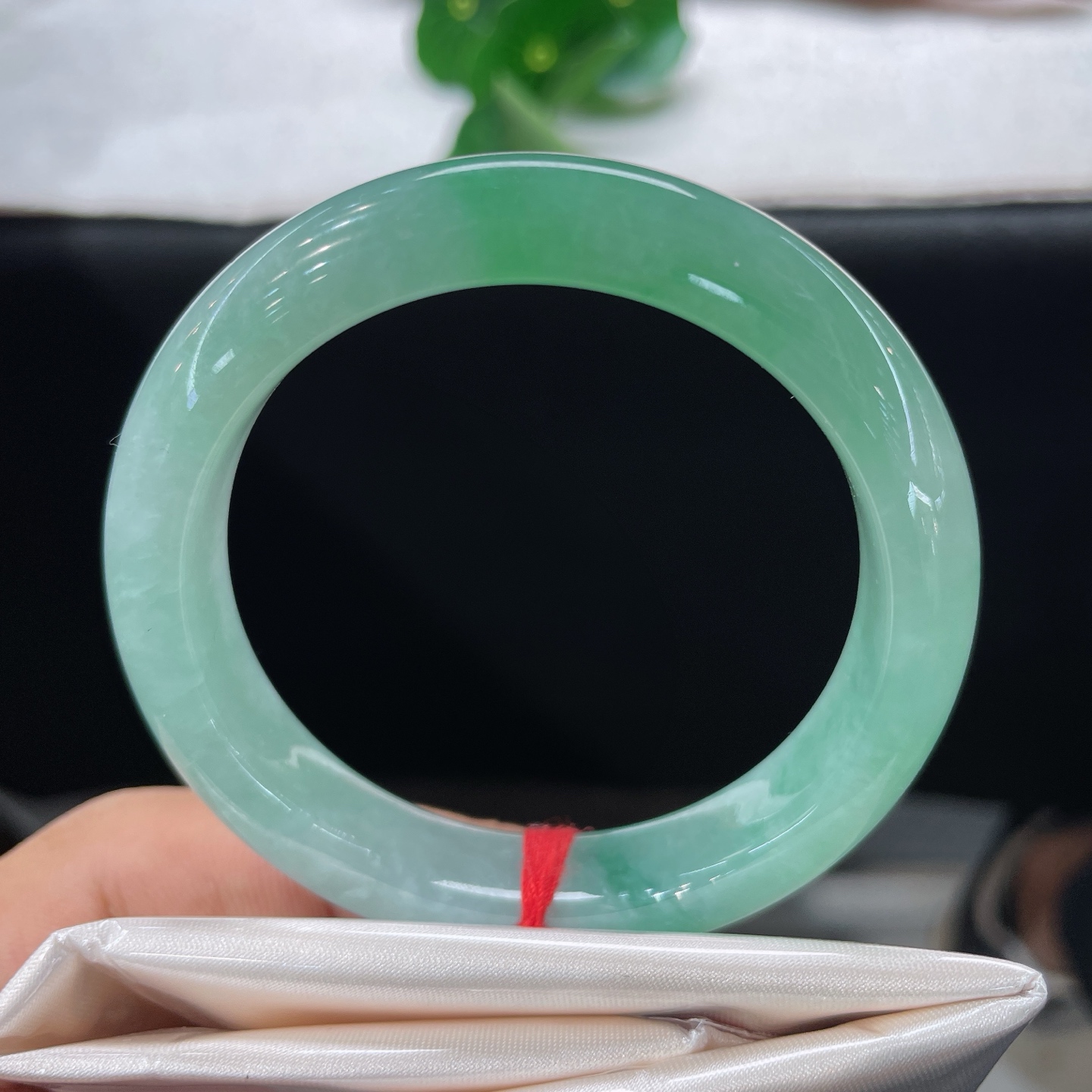 天然翡翠手镯 圈口54/11.5/8.4，晴底飘绿正圈，一腕翠色揽春风，莹莹玉润意从容。无裂。