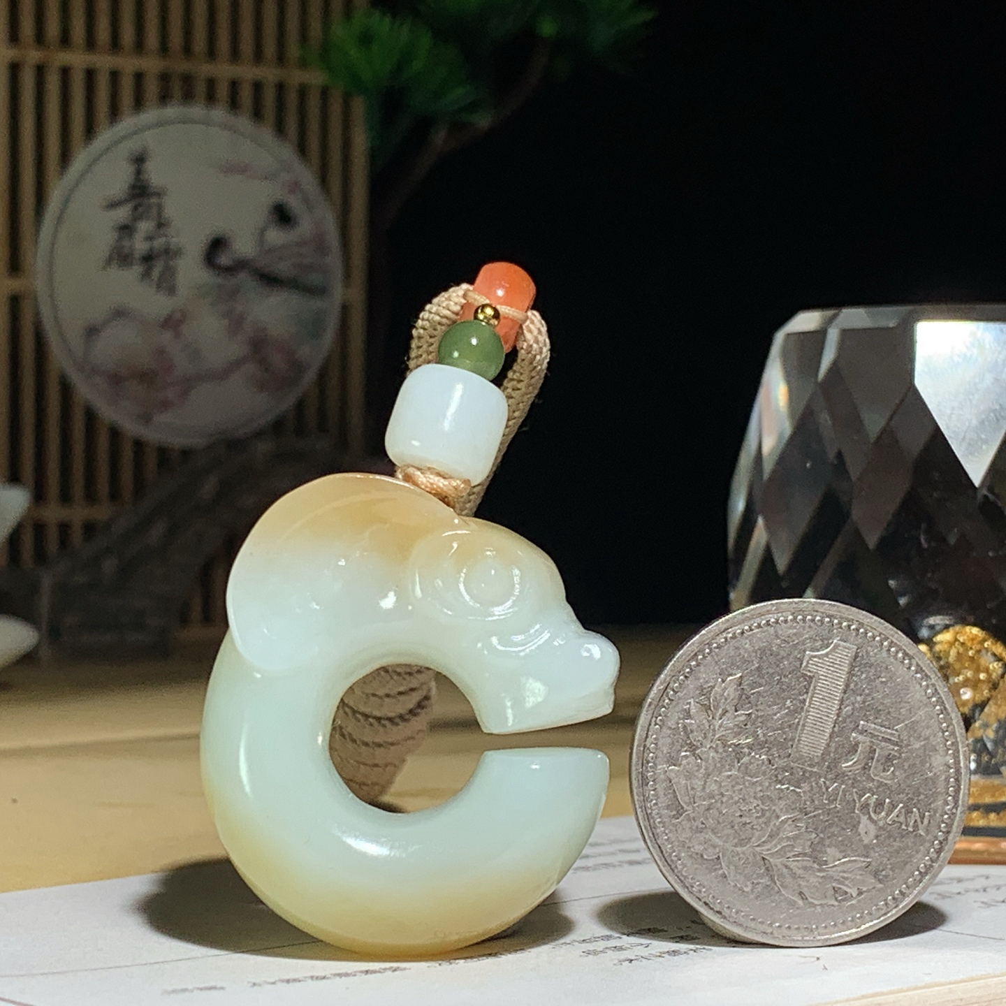￼新疆且末糖白玉猪龙挂件！尺寸35/31/14重25.5克。玉质细腻油润。手推出油。佩戴高端典雅。lt260920