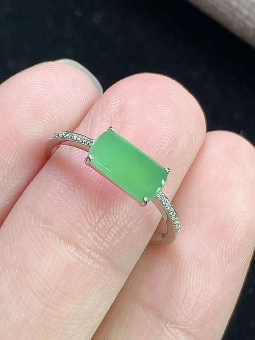 18k金镶冰晴绿马鞍戒指，无裂，裸石尺寸8.8-4.6-2.0mm，12号手寸，j20sag
