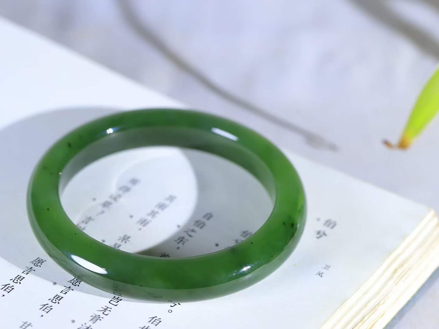 【碧波流转·手镯】

精品和田玉碧玉手镯，玉质细腻温润，手感舒适，️线条流畅，简约大气，美自天