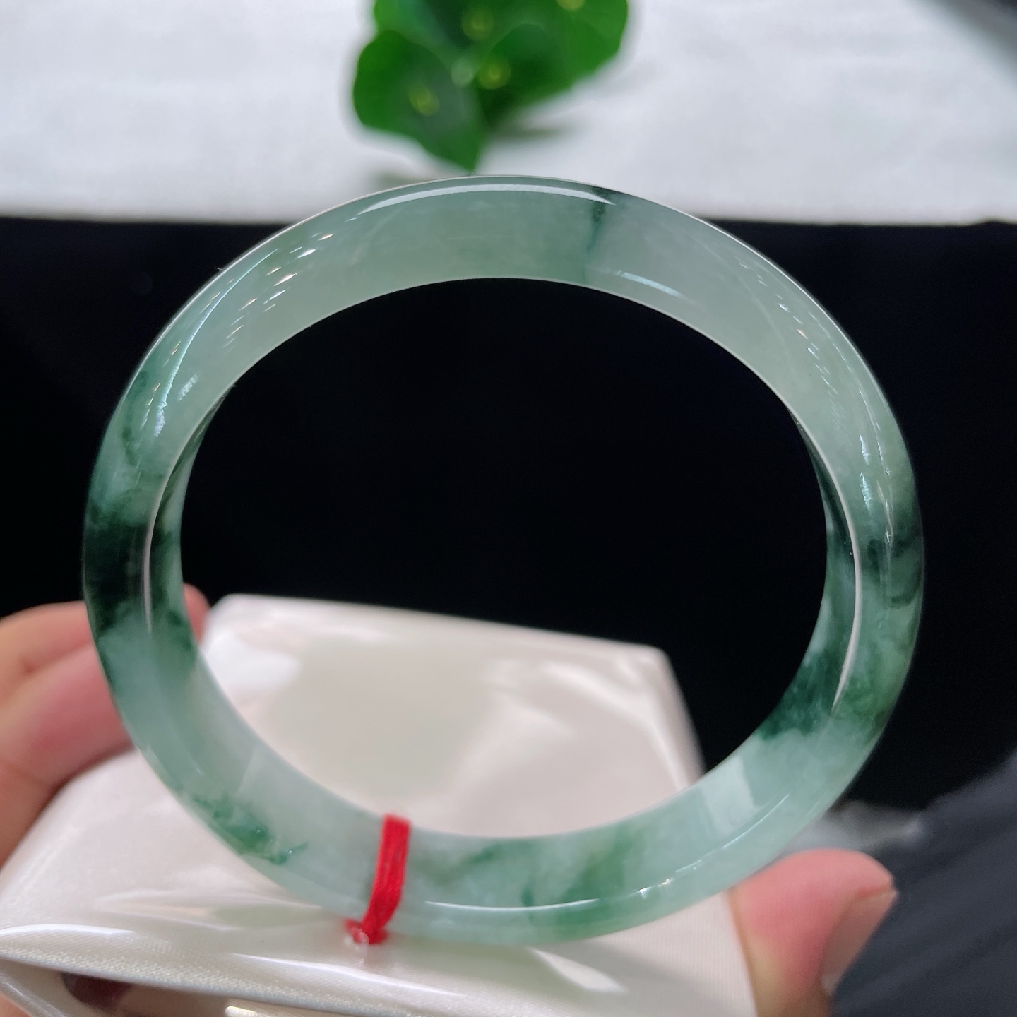 天然翡翠手镯 圈口59.5/11.5/6.6，正圈飘花，59/60可戴，飘花如翠岭流云，质地清透细腻