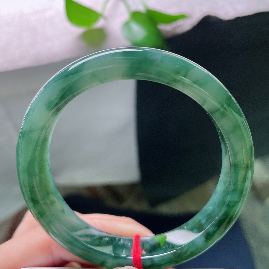 57.5/12.3/8.4，飘花正圈，晶体，油青飘花翡翠镯，底色清透沉润，墨绿飘花流转镯身，古韵悠然。ss59429a