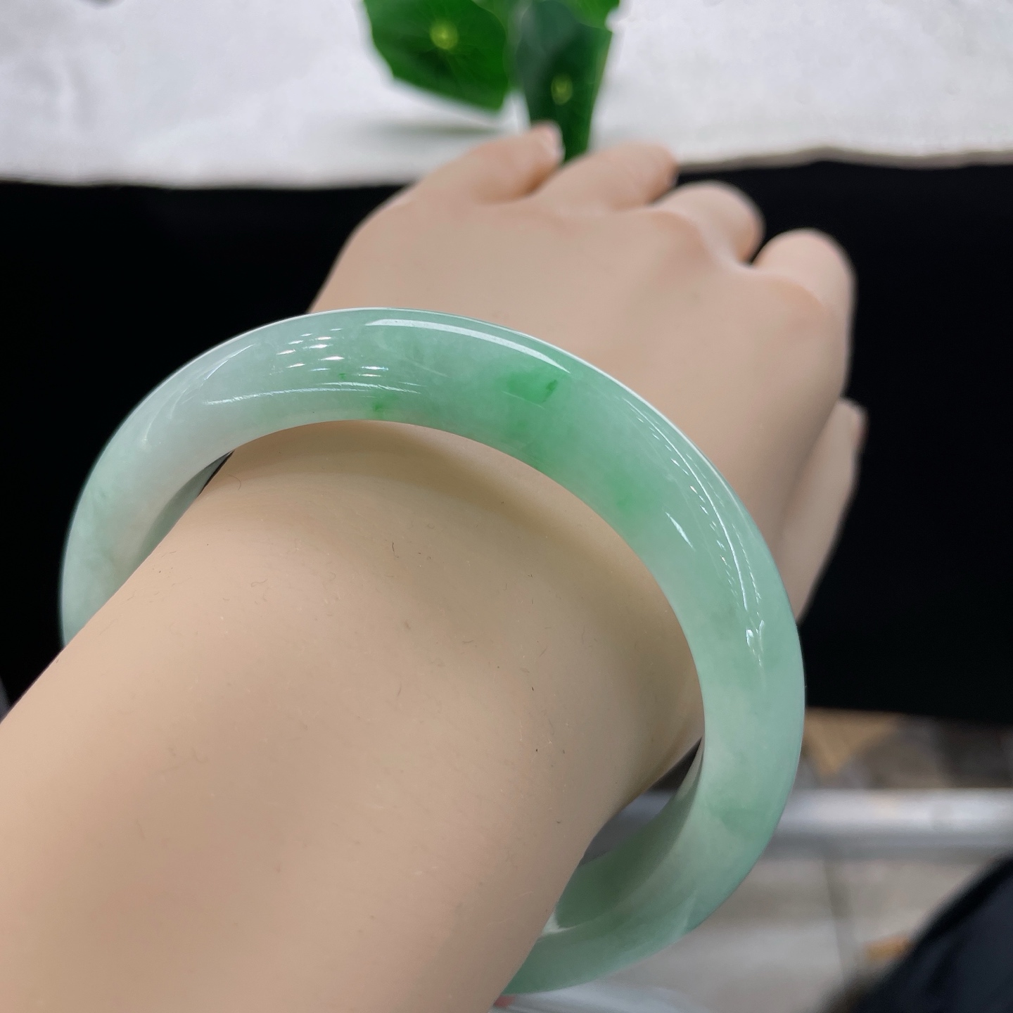 翡翠手镯 62.5/12.5/9.2，白底飘绿正圈，61/62可戴，飘绿灵动不艳俗，素圈百搭通勤，无裂