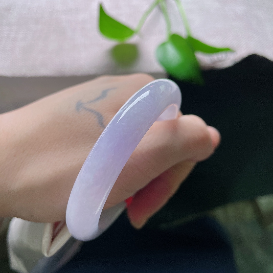 51.4/10.5/8.3，正圈，一点皮纹，玉质细腻，紫韵与玉质相融，既有玉石沉静，又有紫色的浪漫灵动。ss59334a