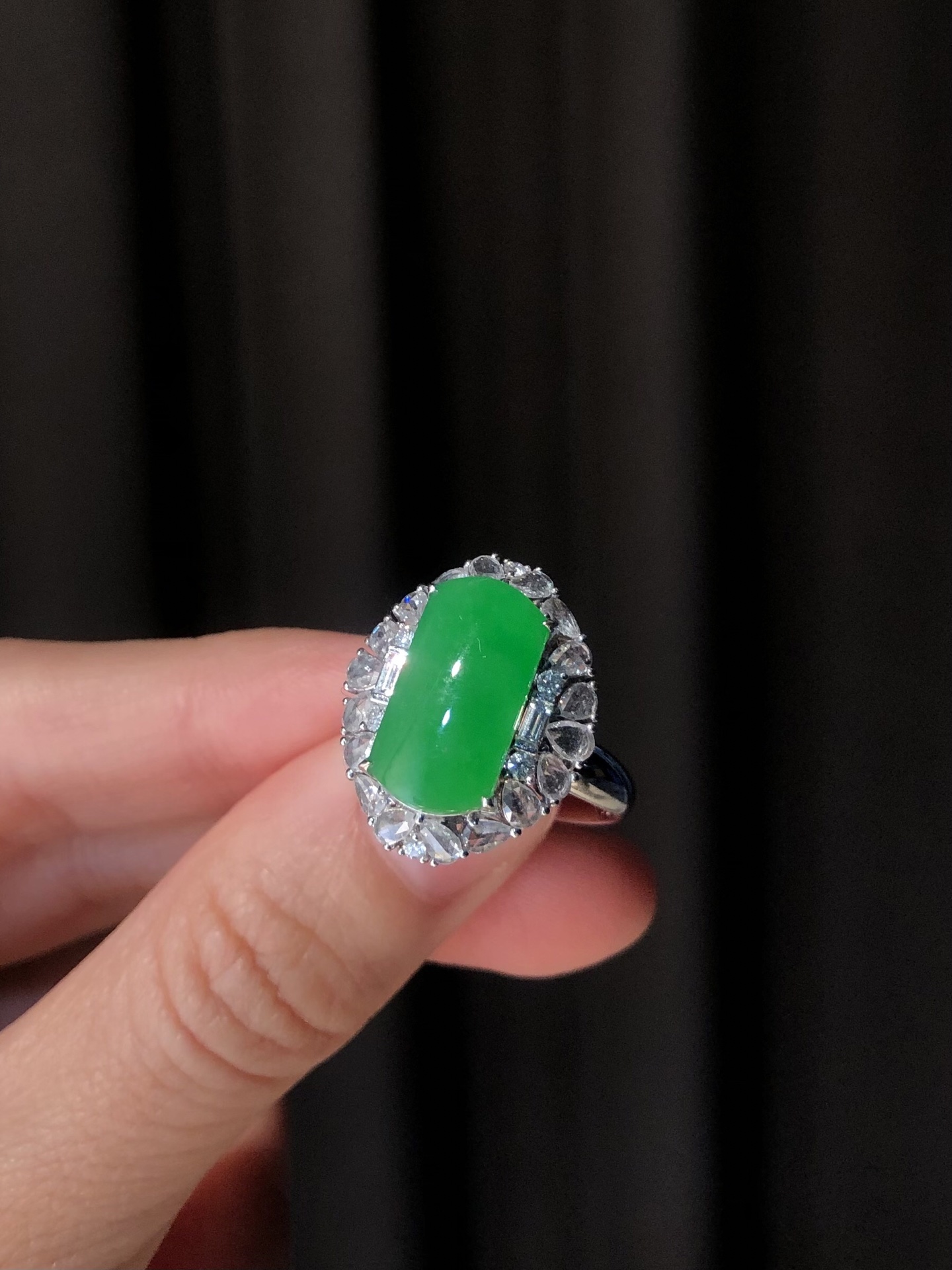 ️ 18k【金镶嵌冰绿【马鞍戒指】 尺寸：19.4×16.5×10.4 裸石14.3×7.7 温润于心，韵承千年