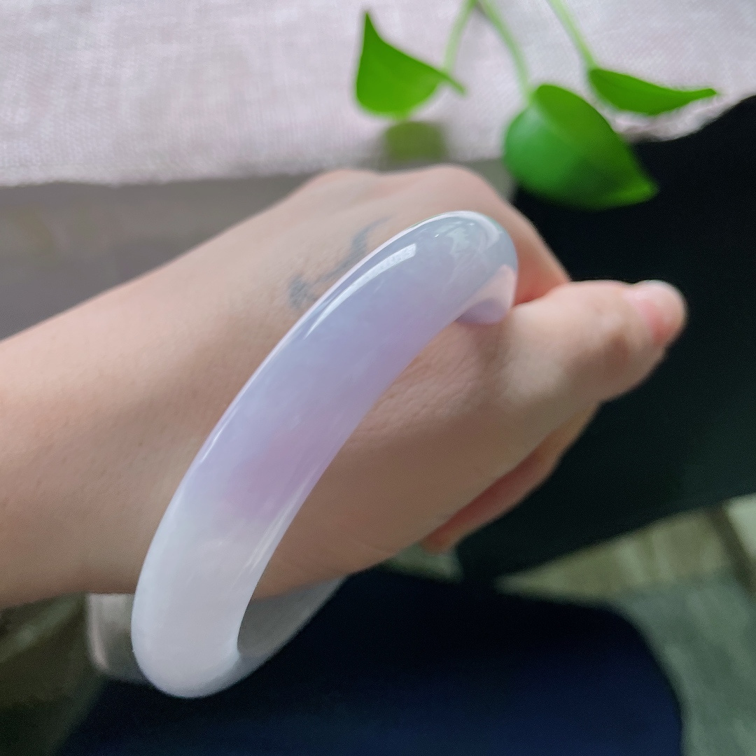 56.3/12.4/8.8，正圈，无裂，棉线，似暮云轻拢，紫霞悄然绽放，把一身的柔情都凝在这一圈玉镯里。ss59301a