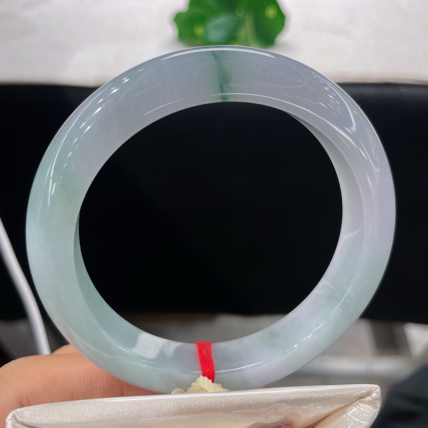 天然翡翠手镯 圈口59.2/12/9.2，紫底飘花正圈，58/59可戴，玉底含轻烟，翠丝一缕悬，无裂