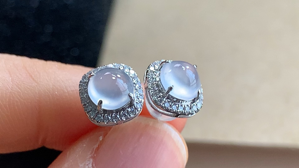 ️ 18K金伴钻冰蛋耳钉， 无裂，尺寸取一5.7-3.0mm，包A附证书